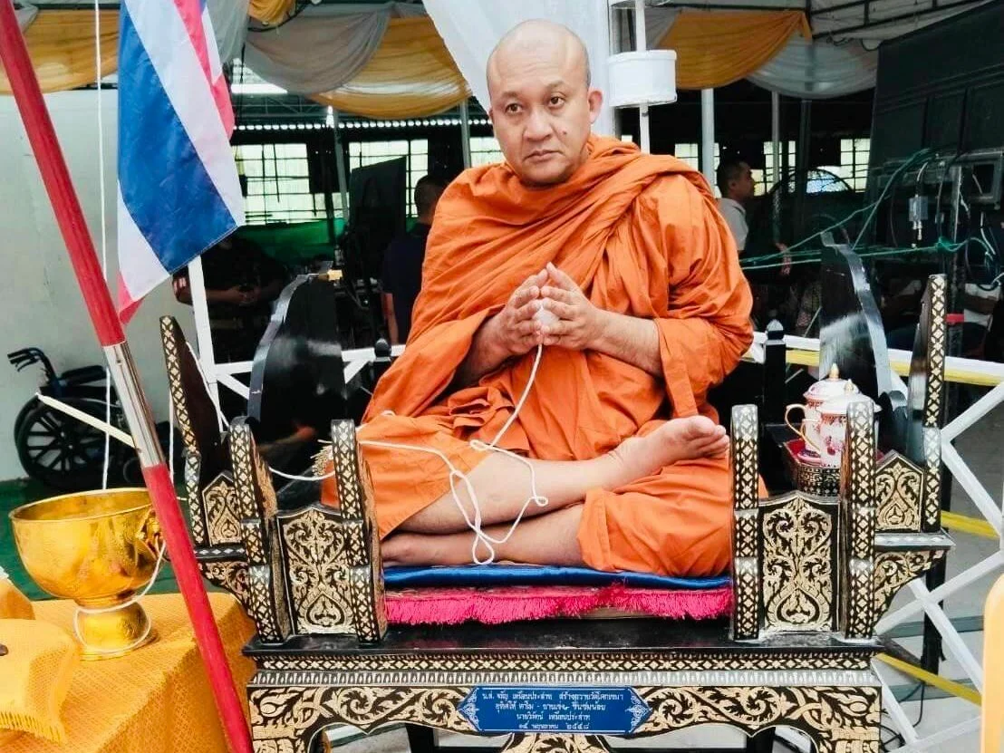 พระสิวลีเนื้อซีเมนต์มหาลาภปางธุดงค์หลวงพ่อชำนาญอุตฺตมปญฺโญวัดบางกุฎีทองจ.ปทุมธานีพร้อมพระปิดตาหลังยันต์ตรีเนื้อสีขาวออกวัดชินวราราม