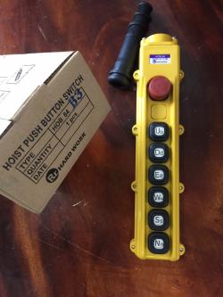 สวิทช์รอก 6 ปุ่ม 2สปีด. มีอีเมอร์เจนซี่ ยี่ห้อ HARDWORK HOB84-B3 250 V 5A. แบบผ่านแมกเนติก