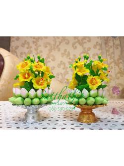 ดอกชบา - พานพุ่มดอกชบาสีเหลืองผสมดอกบัวตูมสีเขียวอ่อน ประดิษฐ์จากดิน - Phan bush