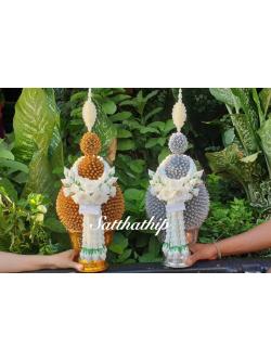 พานพุ่มเงิน, ทอง/พานพุ่มดอกรัก/พานพุ่มดอกรักประดิษฐ์ (พลาสติก) ประดับช่อเอื้อง และยอดกลีบกุหลาบผ้า - Phan bush