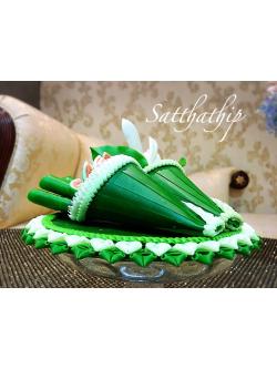 ชุดกรวยเชี่ยนหมากพลู บุหรี่ ดอกไม้ บนถาดใบตอง ประดิษฐ์จากดิน พร้อมพานแก้ว - Betel