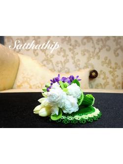 ชุดกรวยดอกมะลิผสม/ดอกไม้มงคล บนถาดใบตอง ประดิษฐ์จากดิน