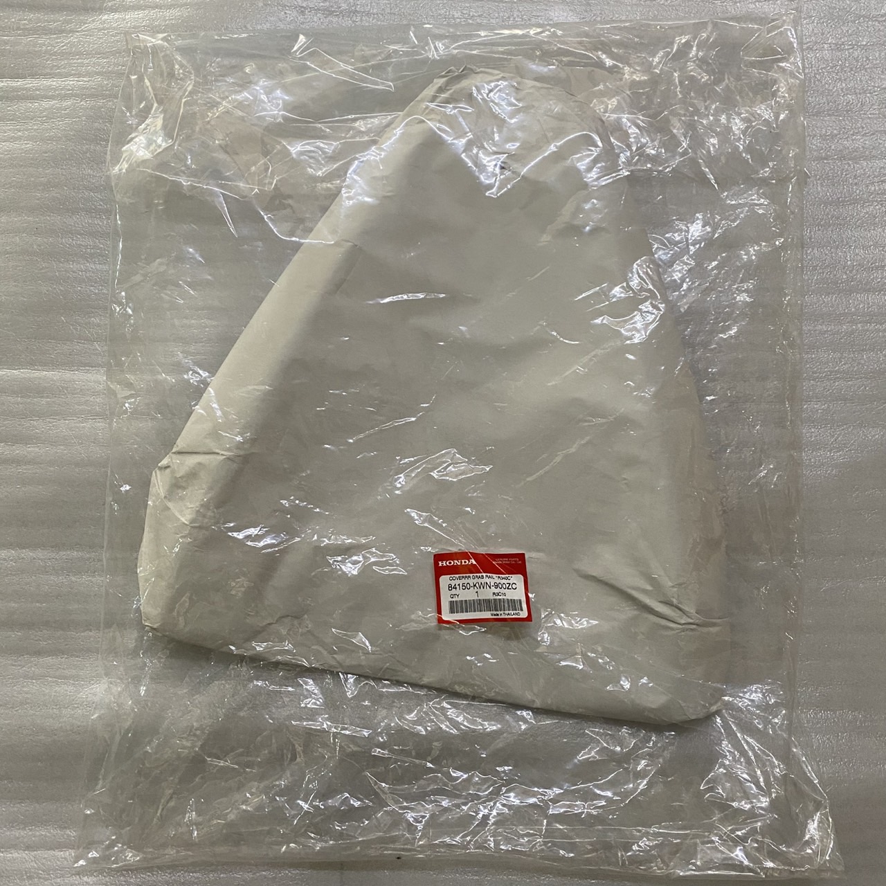 84150-KWN-900ZC ฝาครอบเหล็กท้ายเบาะรถสีแดง PCX125 2009 อะไหล่แท้ HONDA