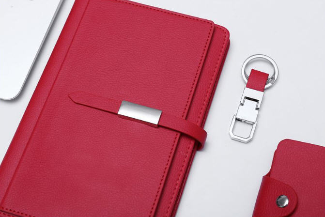 ชุดของขวัญปีใหม่,ชุดสมุด+ปากกา+ที่ห้อยพวงกุญแจ+ที่ใส่บัตรเครดิต,ของขวัญปีใหม่สกรีนโลโก้