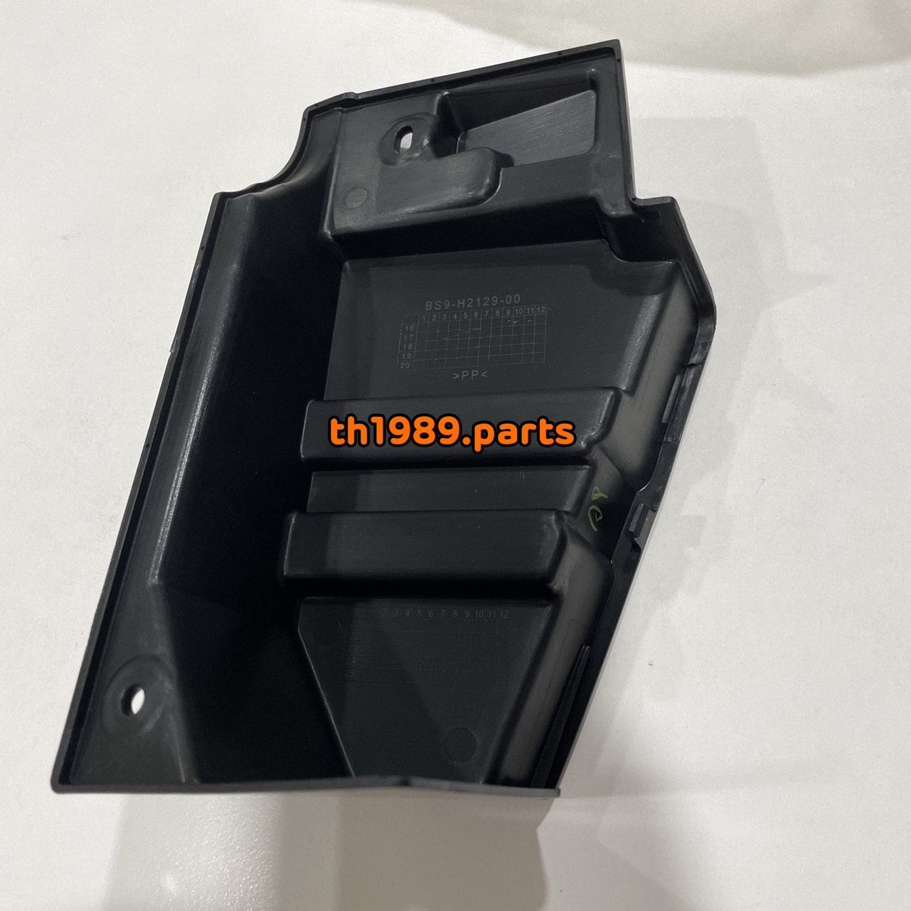 BS9-H2129-00 ฝาครอบแบตเตอรี่ FINO125 (รุ่น LNC125-I รถในรูปเท่านั้น) รหัสใหม่ BS9-H2129-01 อะไหล่แท้ YAMAHA