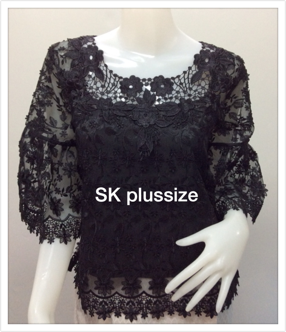 เสื้อผ้าแก้วดอกลอย สีดำ คอปาด แขนพุ่ม รอบอก 42 นิ้ว
