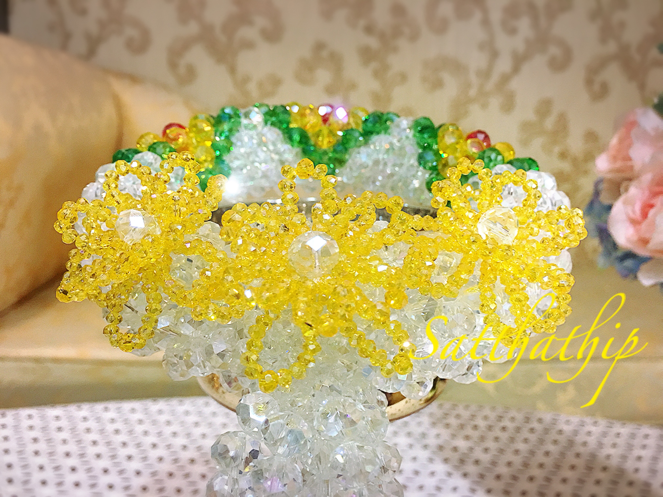 พวงมาลัยคริสตัล ยกดอก สีโทนขาว เหลือง - Crystal Garland
