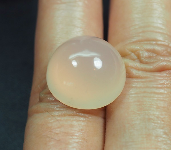 คาลซิโดนีสีชมพูอมส้ม 18.80 กะรัต