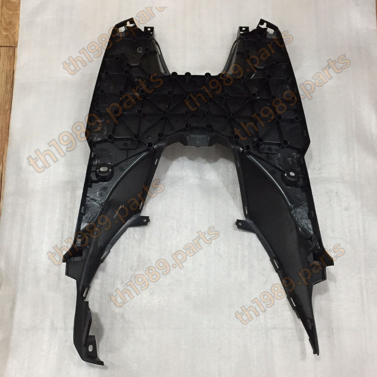 แผ่นรองพักเท้าสีดำ GT125 2015-2023 อะไหล่แท้ YAMAHA 2SX-F7481-00 เป็นพื้นเหยียบพลาสติกแข็งอันใหญ่อันเดียวแบบที่มีมากับรถ ❌ไม่ใช่แผ่นยาง!!!❌