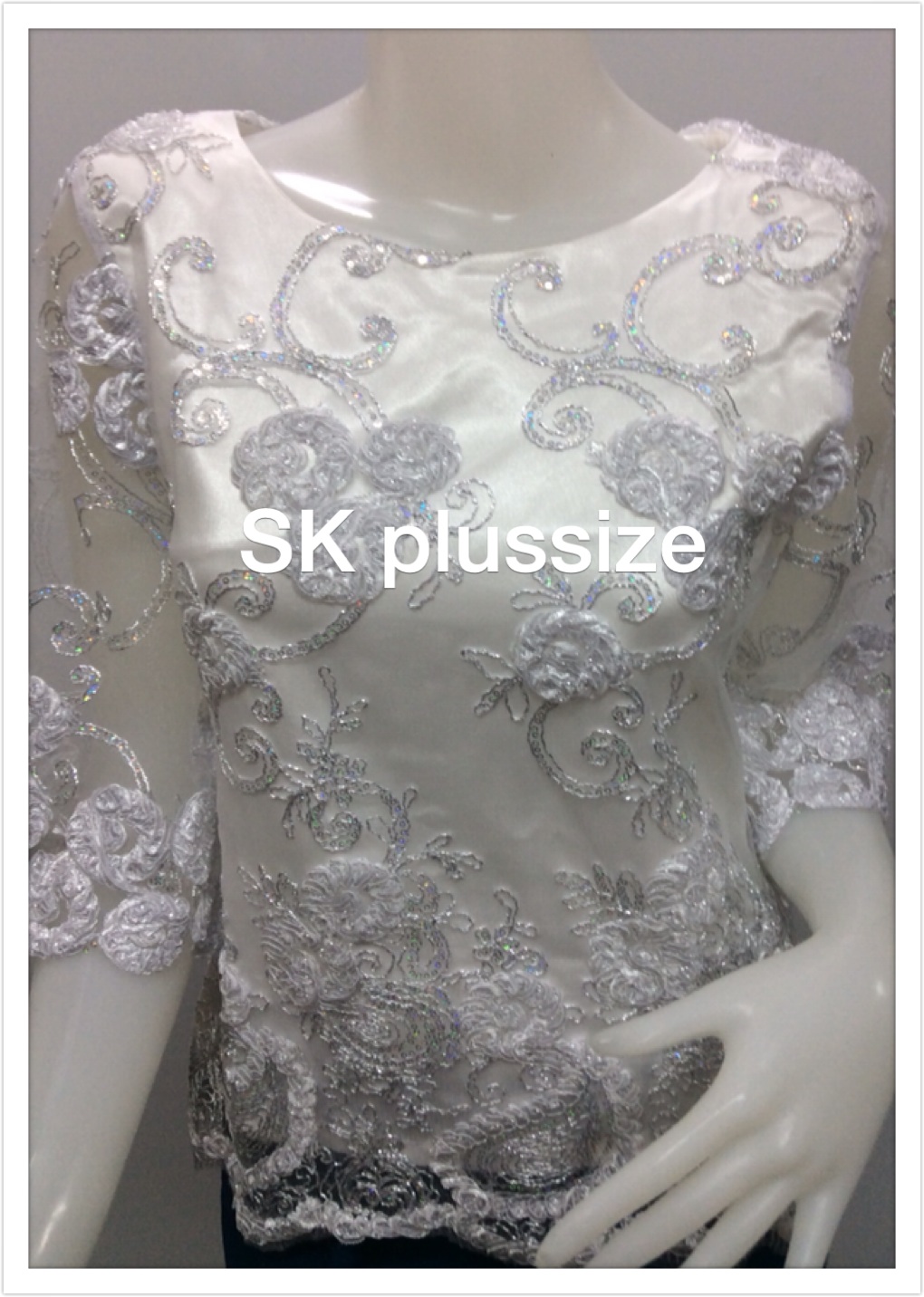 เสื้อลูกไม้บุหงา สีขาว คอปาด แขน 3 ส่วน รอบอก 36 นิ้ว