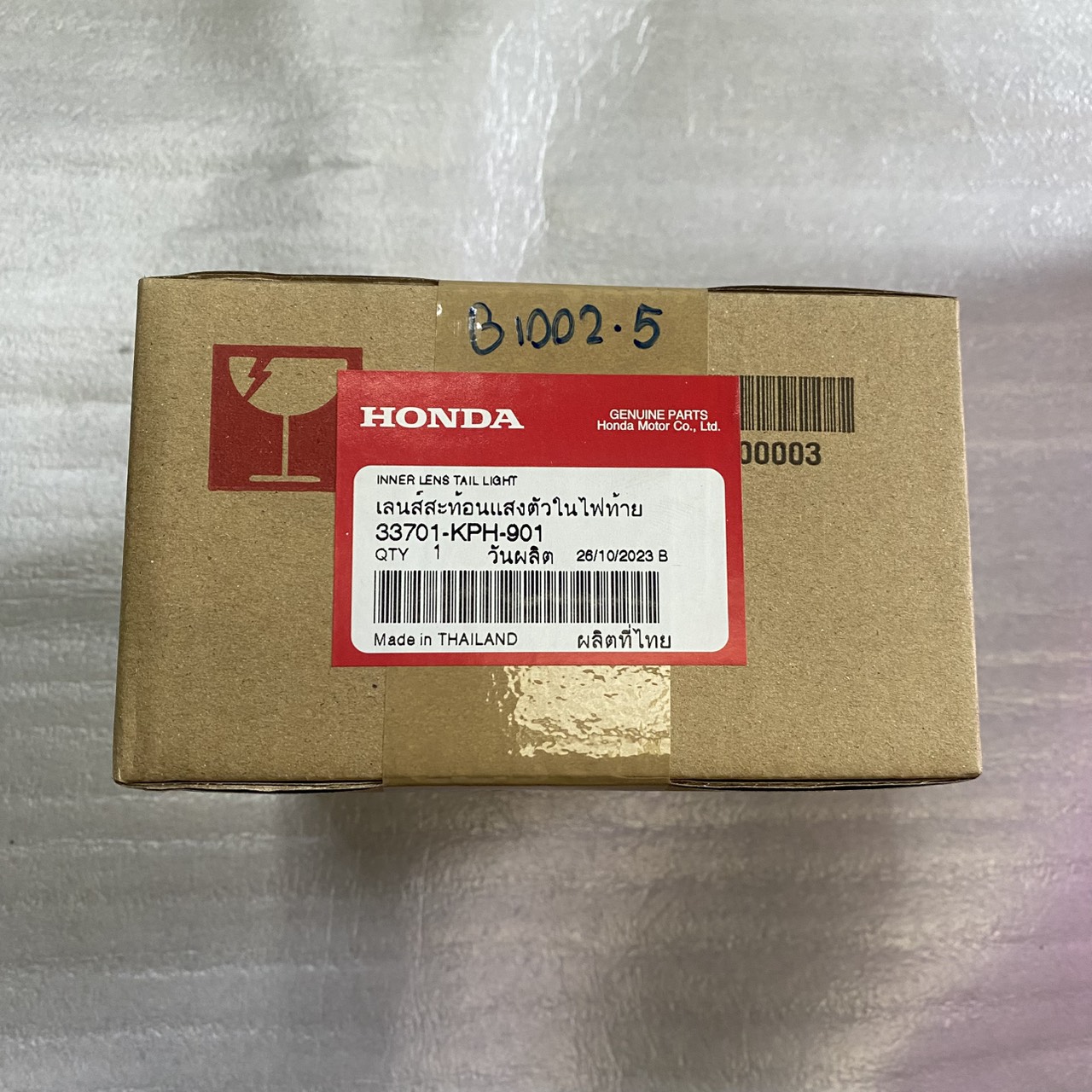 33701-KPH-901 เลนซ์สะท้อนแสงตัวในไฟท้าย WAVE125D WAVE125R(2005) เลนส์ไฟท้ายชิ้นสีแดง อะไหล่แท้ HONDA