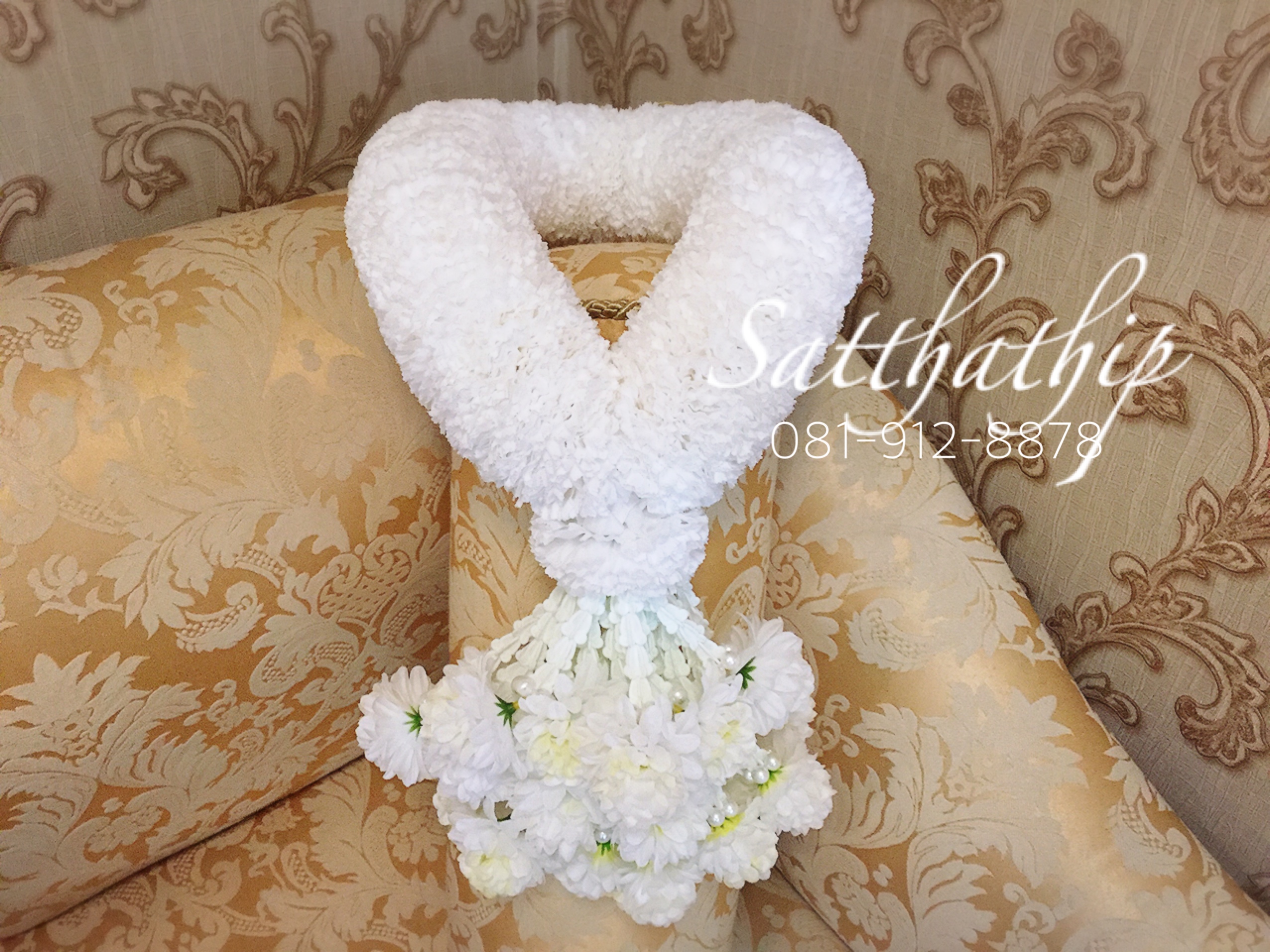 พวงมาลัยผ้า ดอกคาเนชั่น (ร้อยด้วยกลีบ) สีขาว - พวงมาลัยผ้า - Fabric garland