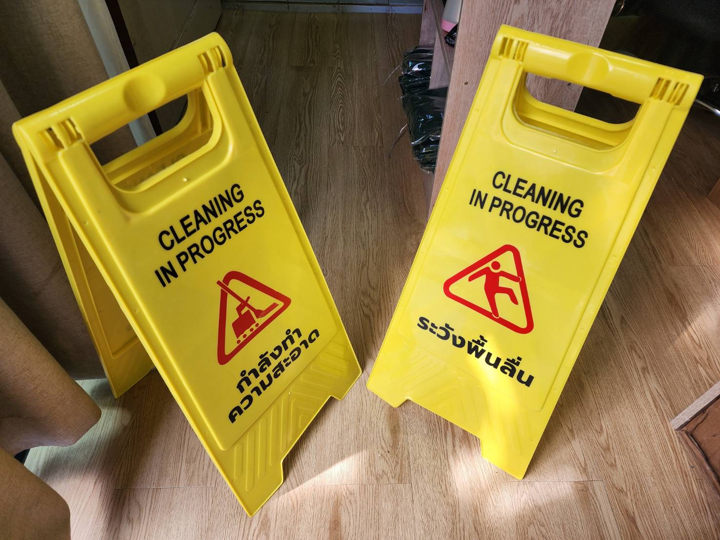 ป้าย Safety ป้ายเตือนทำความสะอาด ระวังพื้นลื่น สีเหลืองพับเก็บได้ (ระวังพื้นลื่น)(กำลังทำความสะอาด)61x30cm พร้อมส่งในไทย