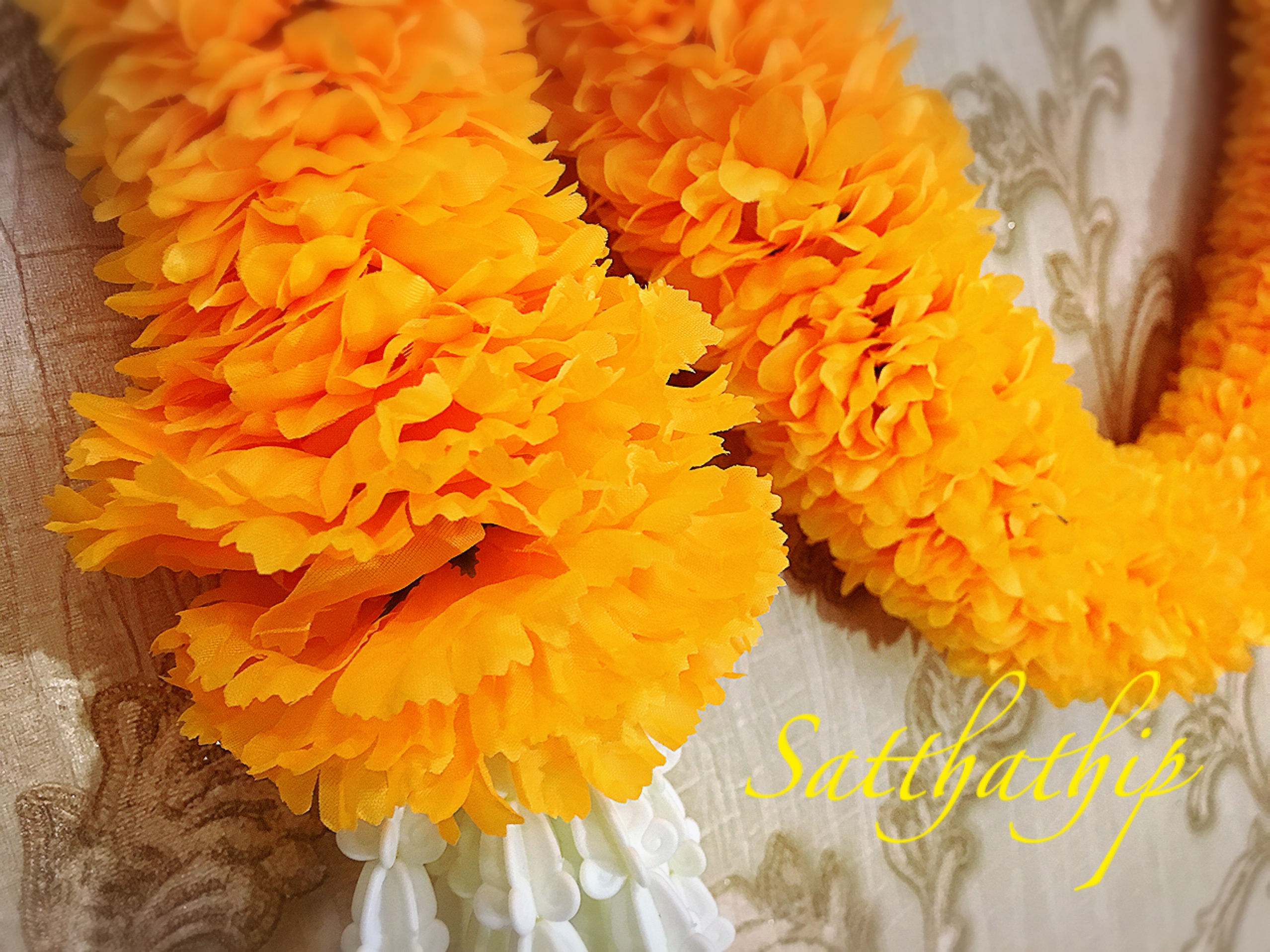 พวงมาลัยผ้าสองชาย [แบบตัดก้านดอก ร้อยแน่น 450 บาท/เมตร]