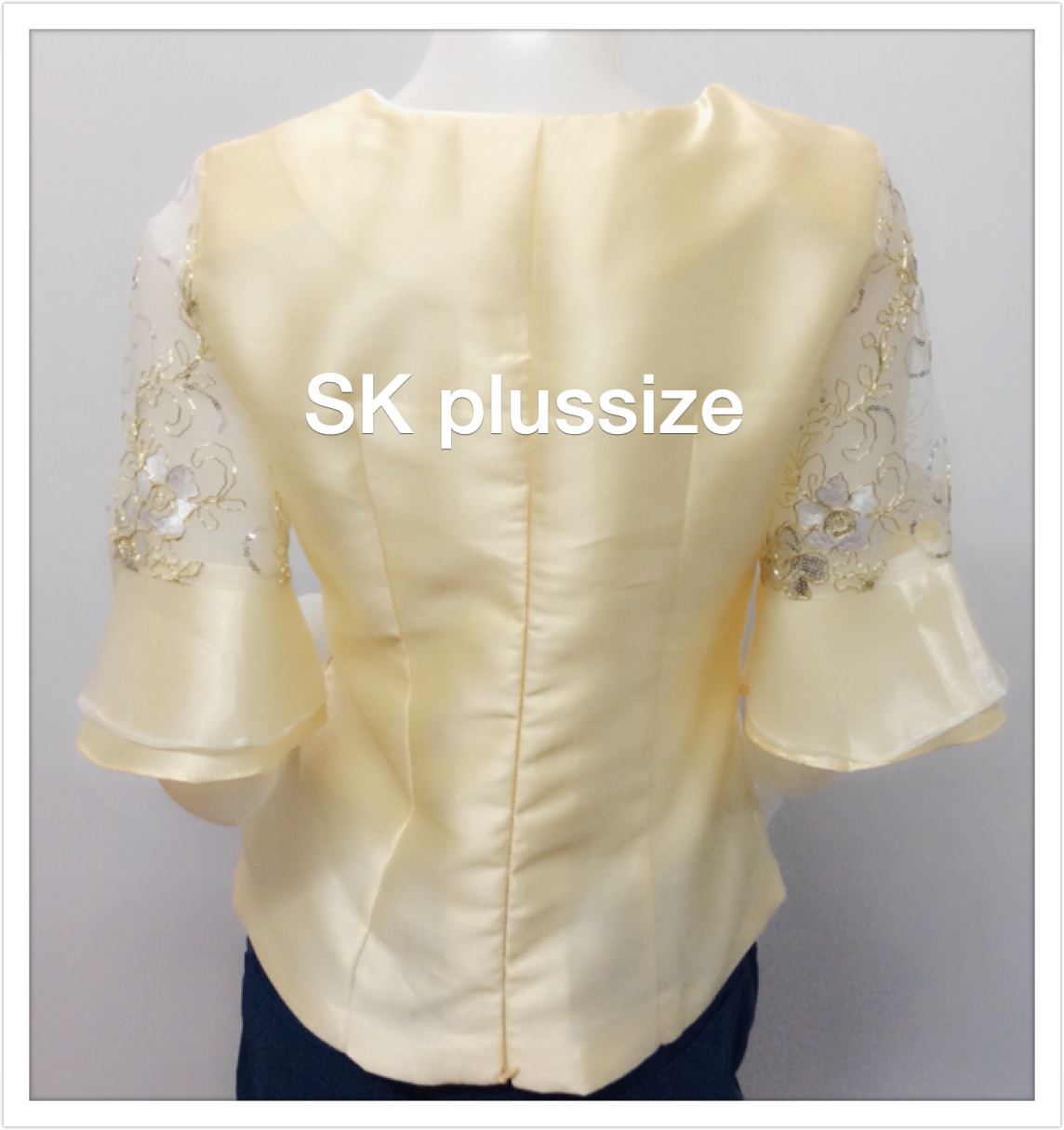 เสื้อผ้าไหม แต่งผ้าเลื่อม สีเหลืองอ่อน รอบอก 36 นิ้ว