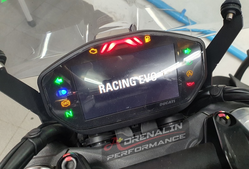 ท่อคู่ Racing termignoni สำหรับ Monster 937 ducati performance ท่อดำปากคาร์บอน พร้อมคอกลาง แทนที่แคต (For Exhibition only)