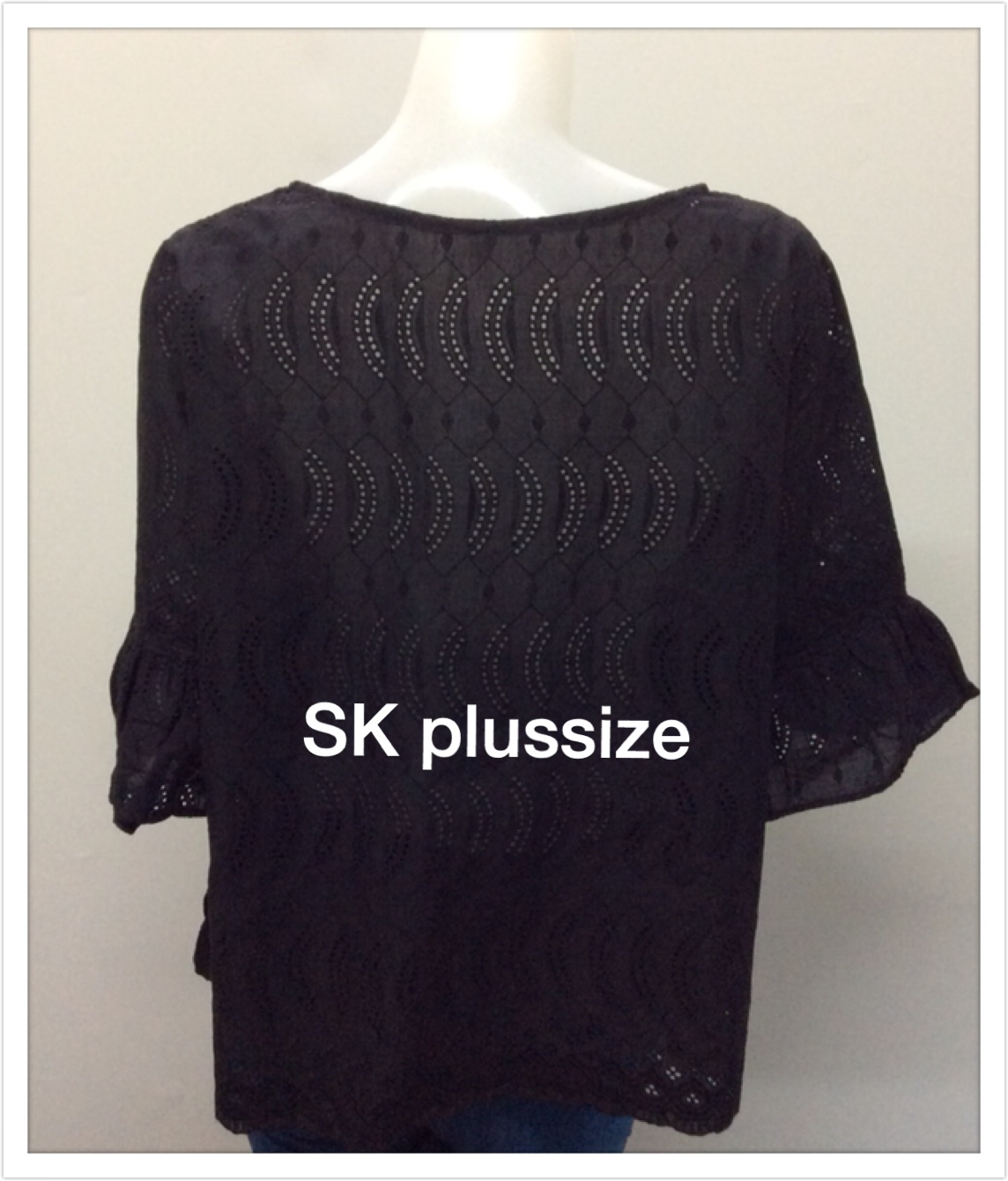 เสื้อคอตตอนฉลุ สีดำ คอปาด แขนต่อระบาย รอบอก 50 นิ้ว