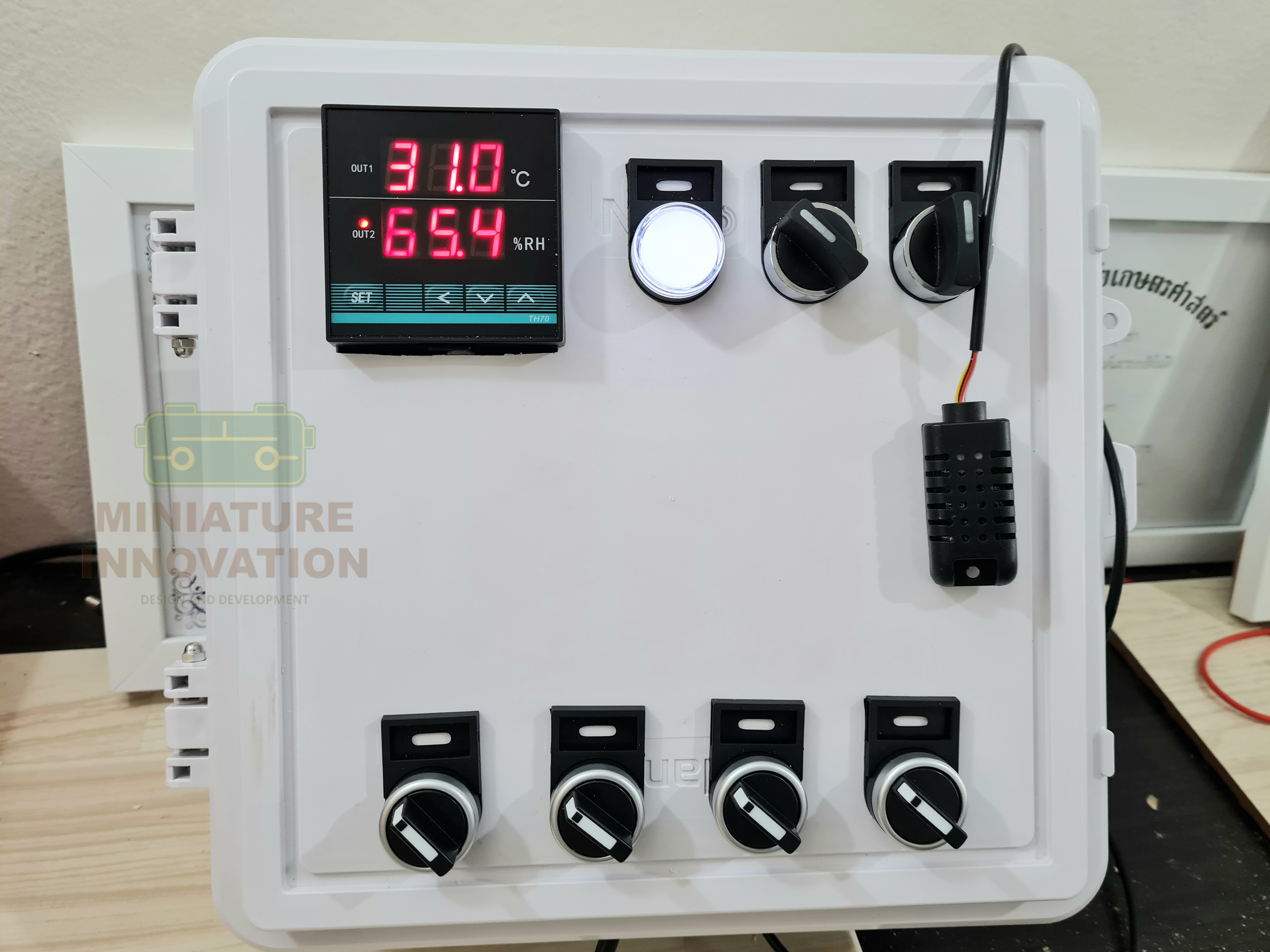 ตู้ควบคุมอุณหภูมิ ความชื้น เปิดปิดปั๊ม โดยใช้โมดูล TH70