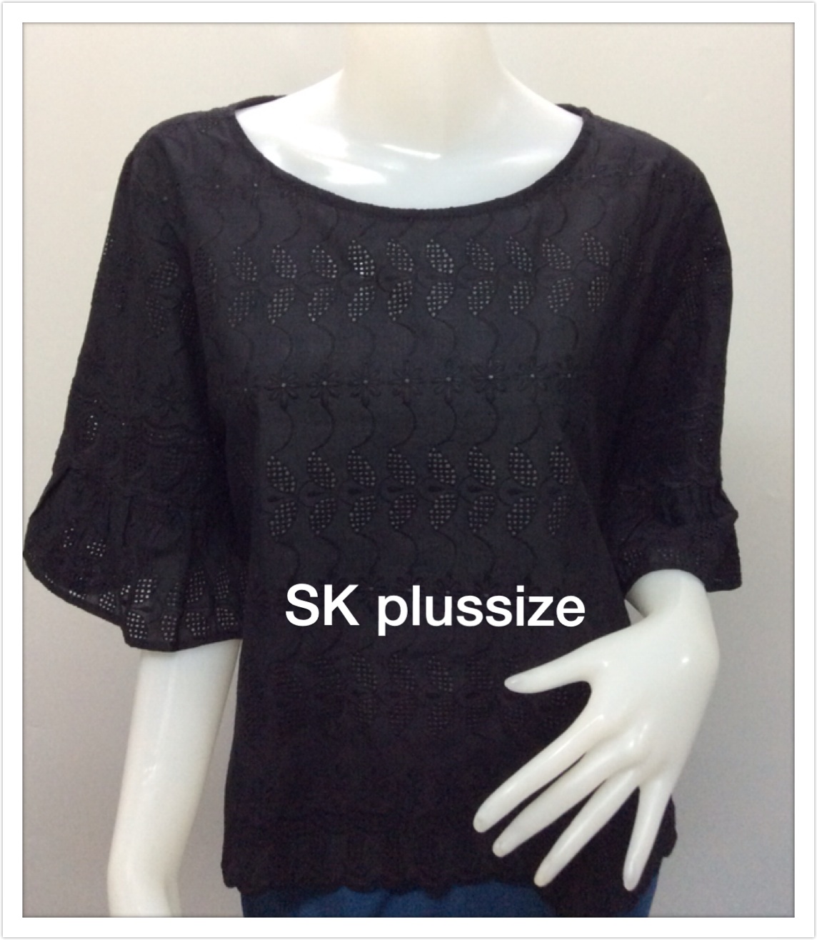 เสื้อคอตตอนฉลุ สีดำ คอปาด แขนต่อระบาย รอบอก 46 นิ้ว