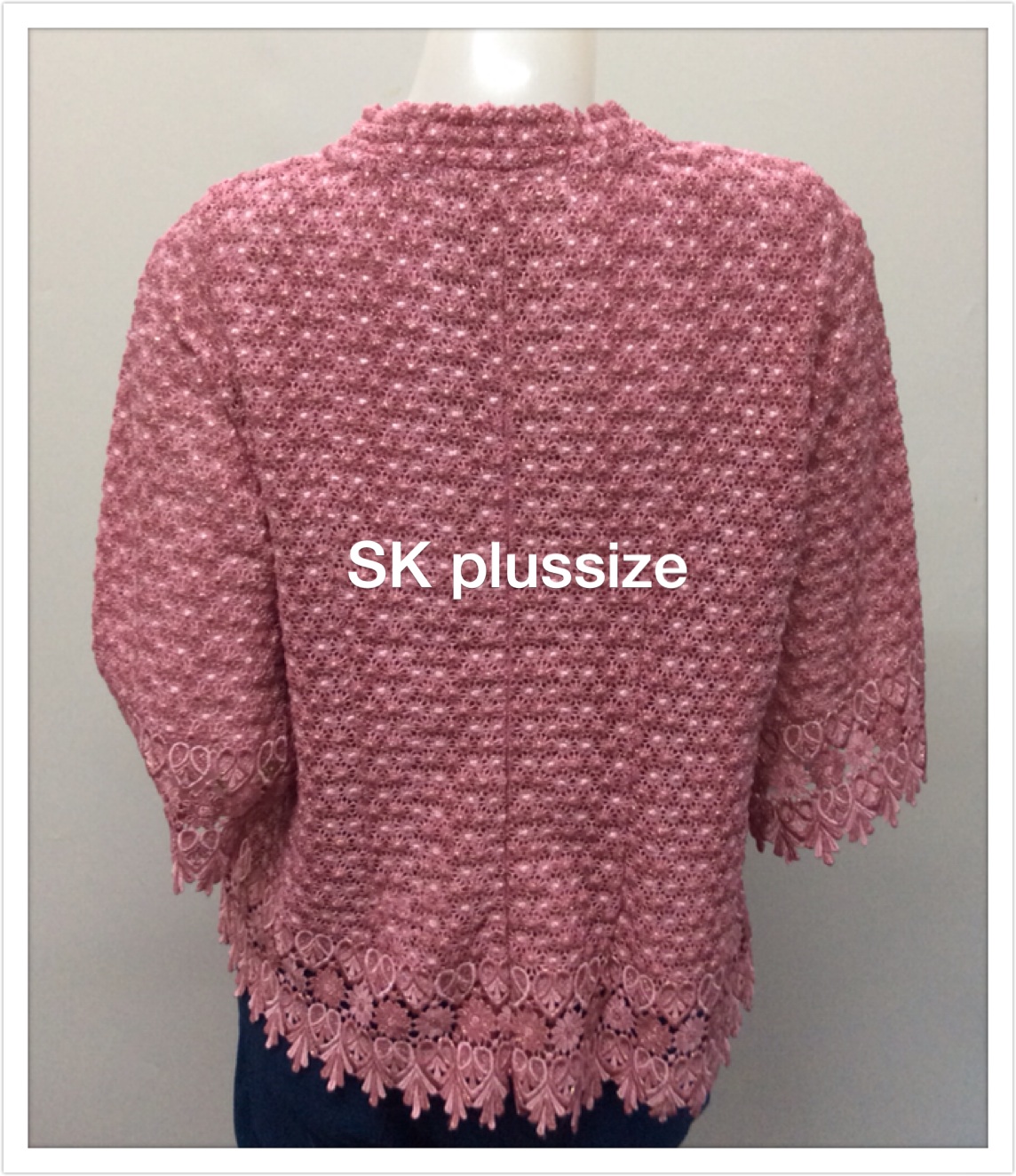 เสื้อลูกไม้ดิ้นสวิส ลายดอกพิกุล คอจีน สีกะปิ รอบอก 44 นิ้ว