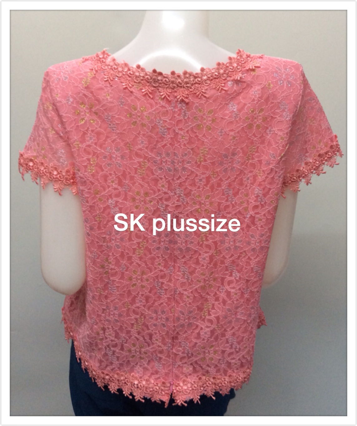 เสื้อลูกไม้ สีชมพู ชายผ้าแก้ว แขนสั้น รอบอก 36 นิ้ว