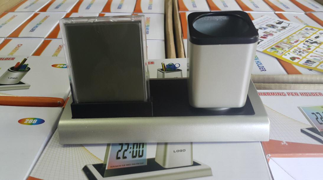 นาฬิกาตั้งโต๊ะพร้อมที่ใส่ปากกา