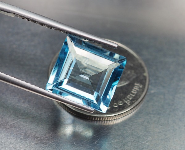 พลอยโทแพซสีฟ้า (Sky Blue Topaz) 7.45 กะรัต VVS