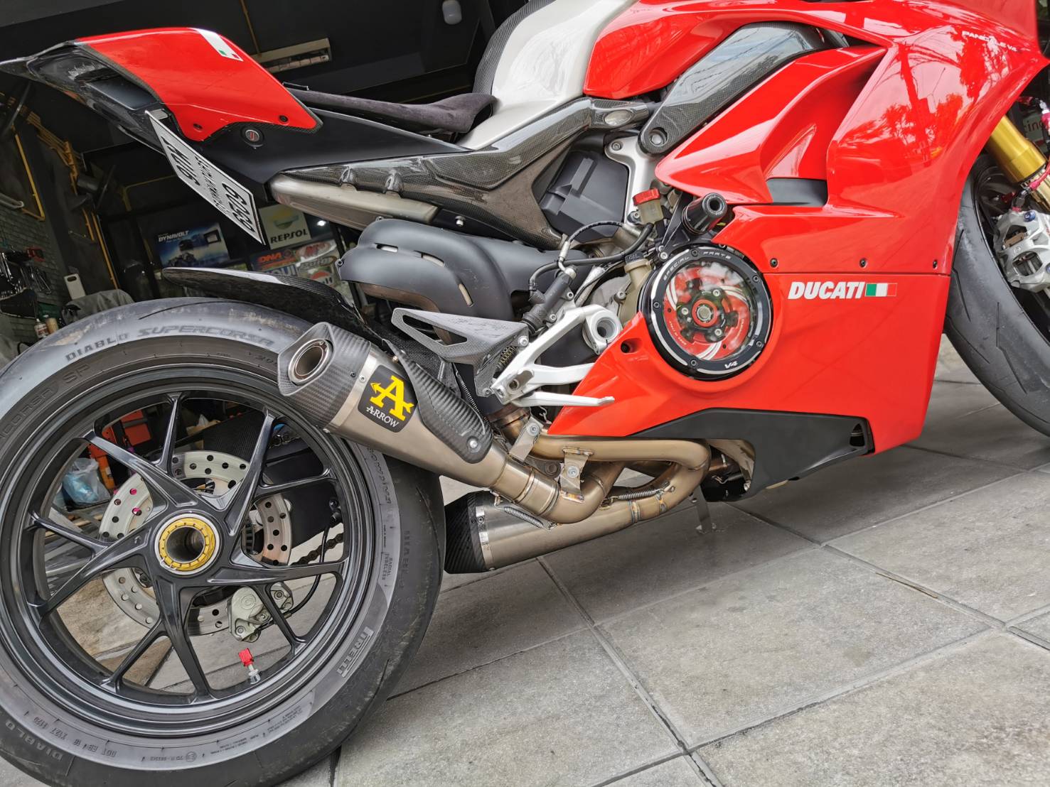ท่อ Arrow สลิปออน สำหรับ Panigale V4 2018+ ท่อรุ่นล่าสุด ปลายไทเท คอแสตนเลส (For Exhibition only)