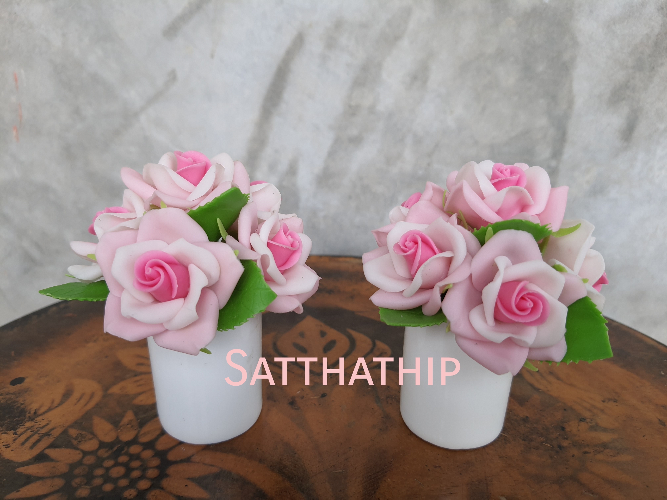 แจกันดอกกุหลาบ สีชมพู ประดิษฐ์จากดิน