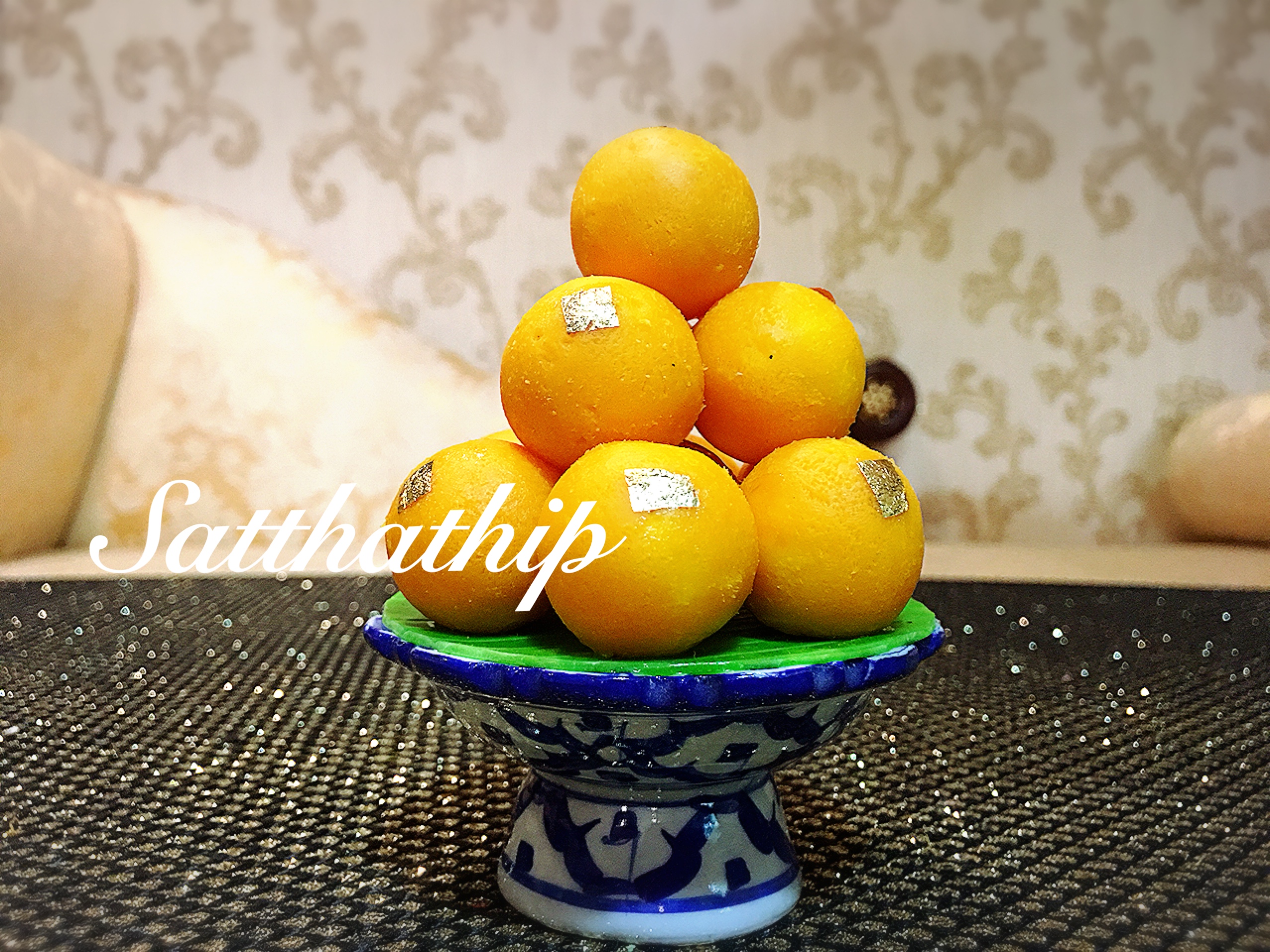 พานขนมลาดู สำหรับถวายพระพิฆเนศ ประดิษฐ์จากดิน - Laddu