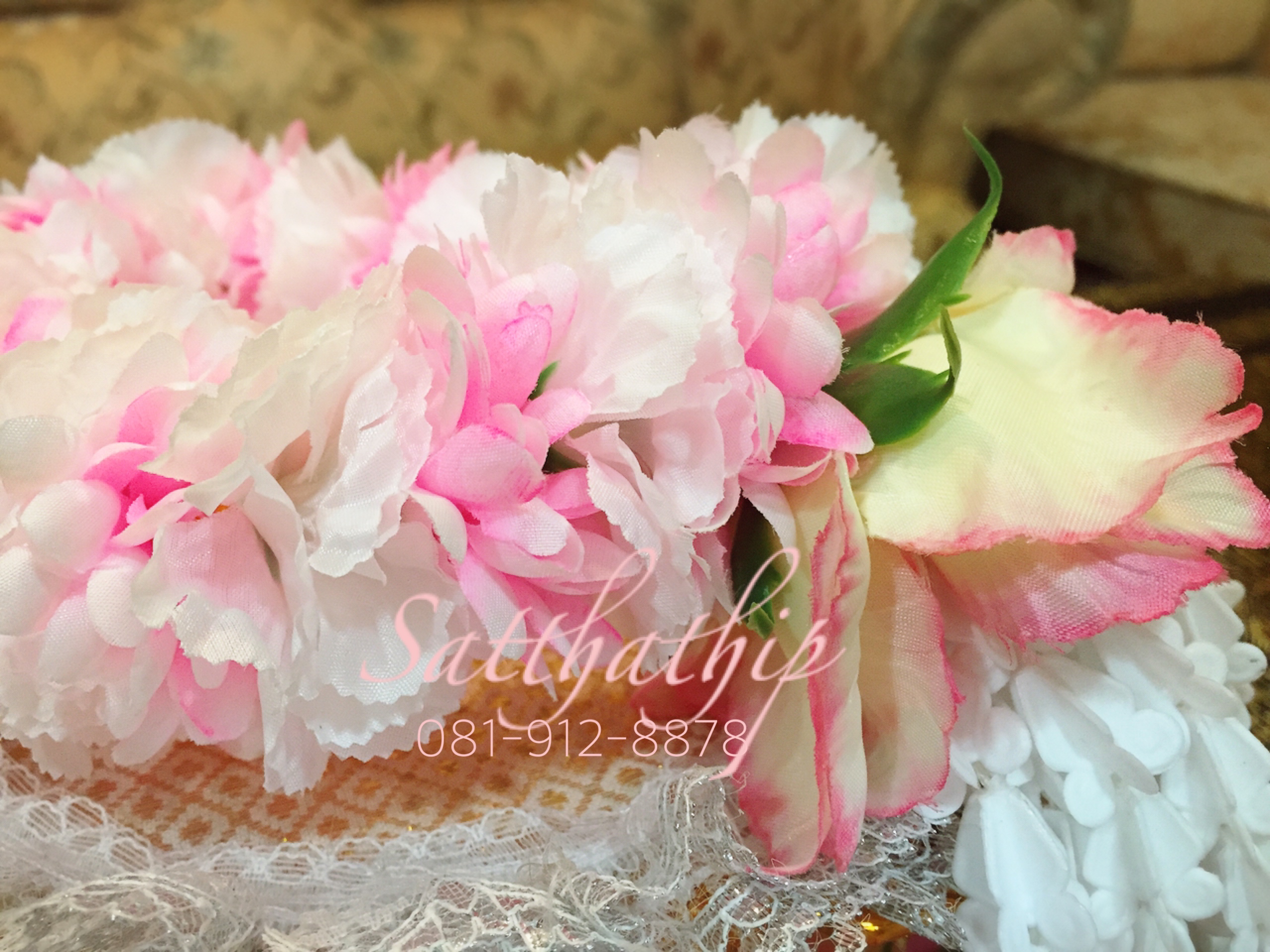 พวงมาลัยผ้า ดอกมัมผสมดอกคาเนชั่น สีชมพูอ่อน - Fabric garland