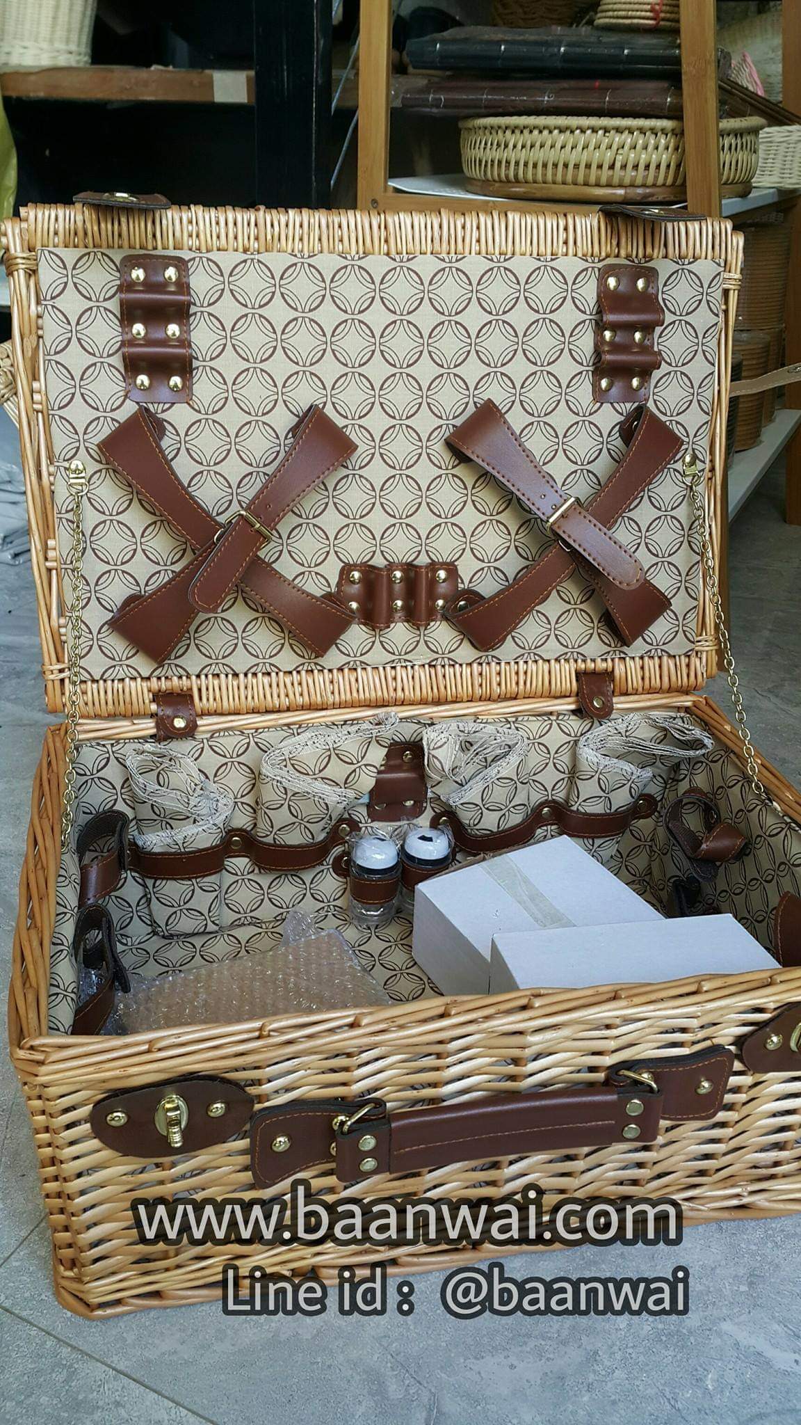 ตะกร้าปิคนิค พร้อมชุดครัว สำหรับ 4 ท่าน