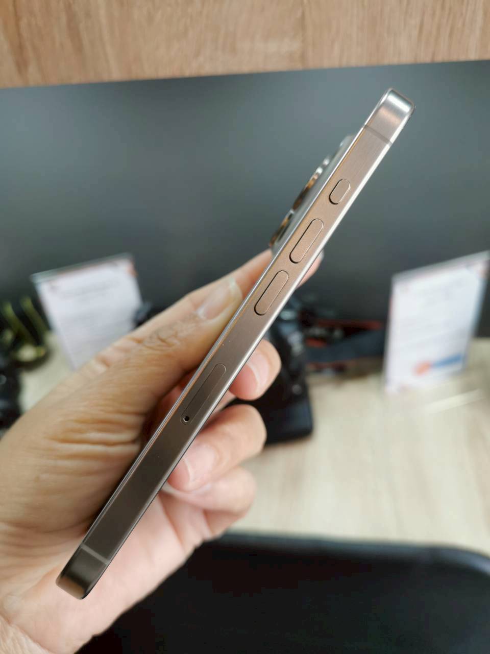 iPhone 15 Pro 1TB Natural Titanium