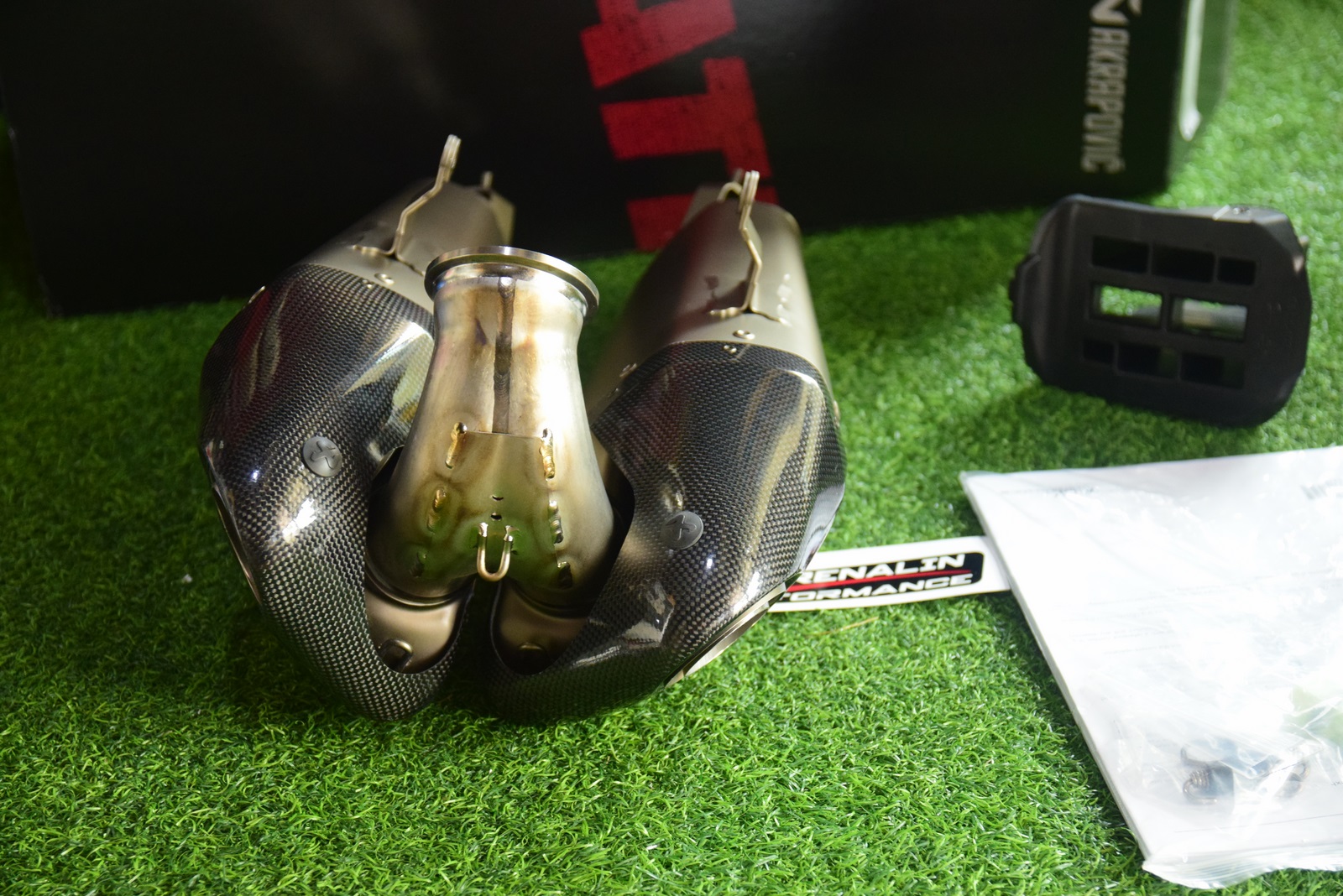 ท่อ Akrapovic สลิปออน สำหรับ Panigale V2 (For Exhibition only)