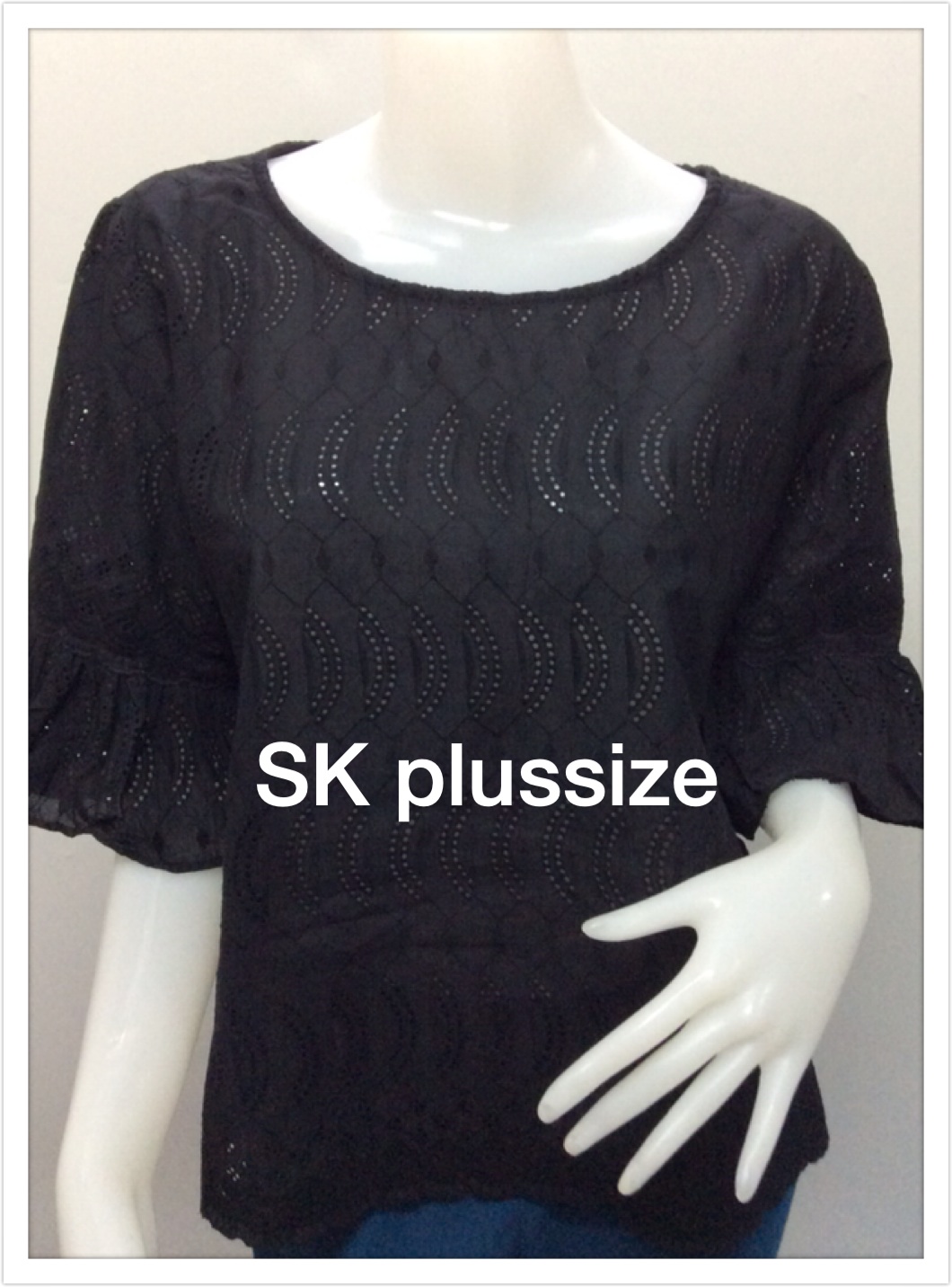 เสื้อคอตตอนฉลุ สีดำ คอปาด แขนต่อระบาย รอบอก 50 นิ้ว