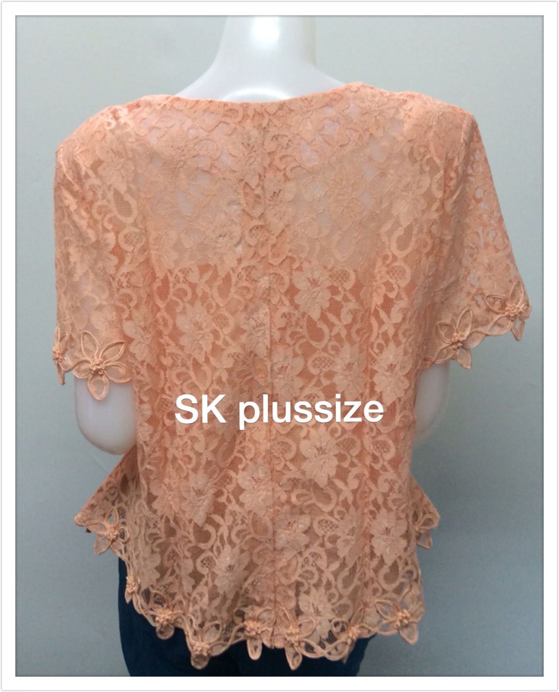 เสื้อลูกไม้ สีส้ม แขนสั้น รอบอก 44 นิ้ว