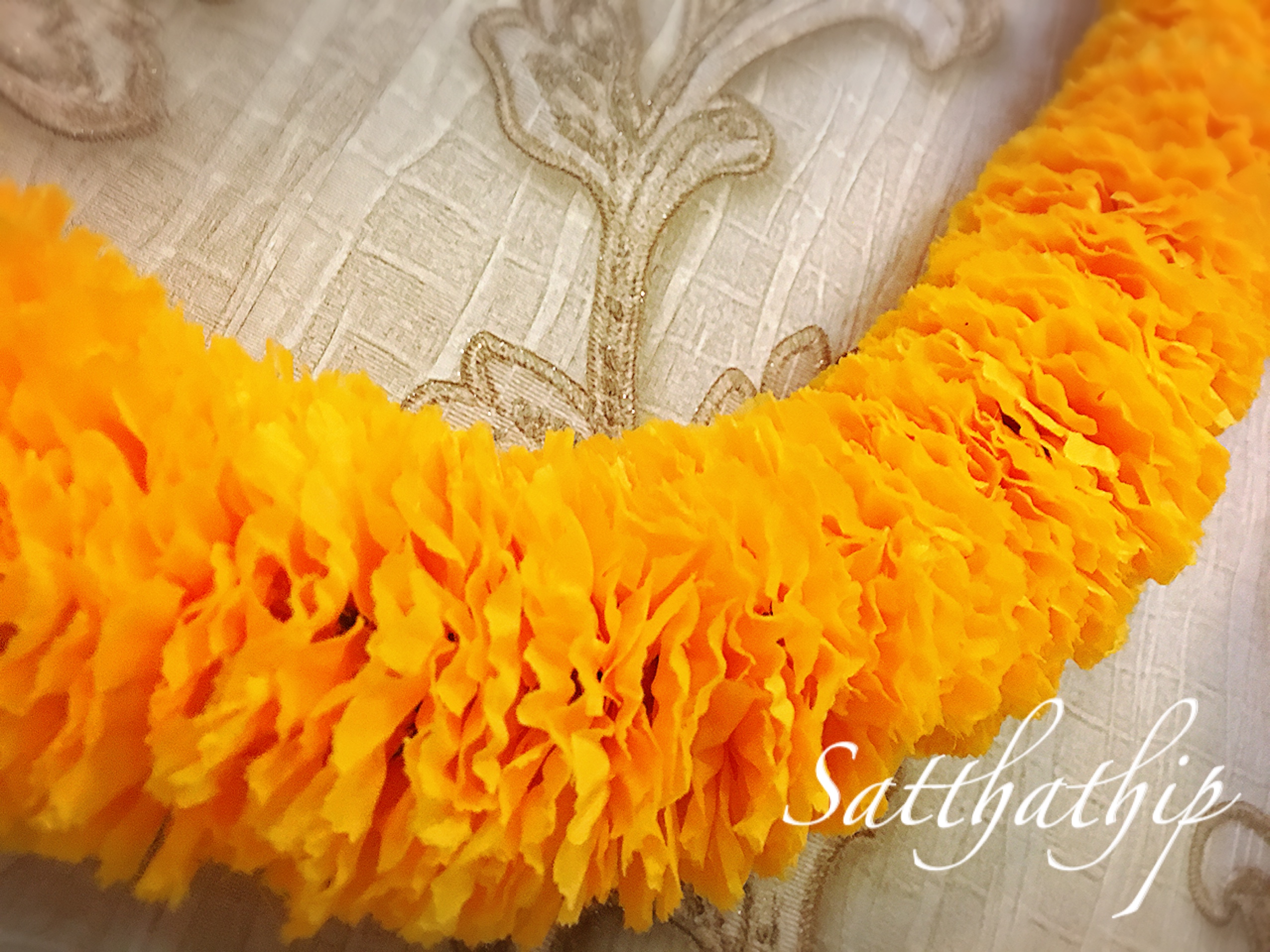 พวงมาลัยผ้าสองชาย [แบบตัดก้านดอก ร้อยแน่น 400 บาท/เมตร]