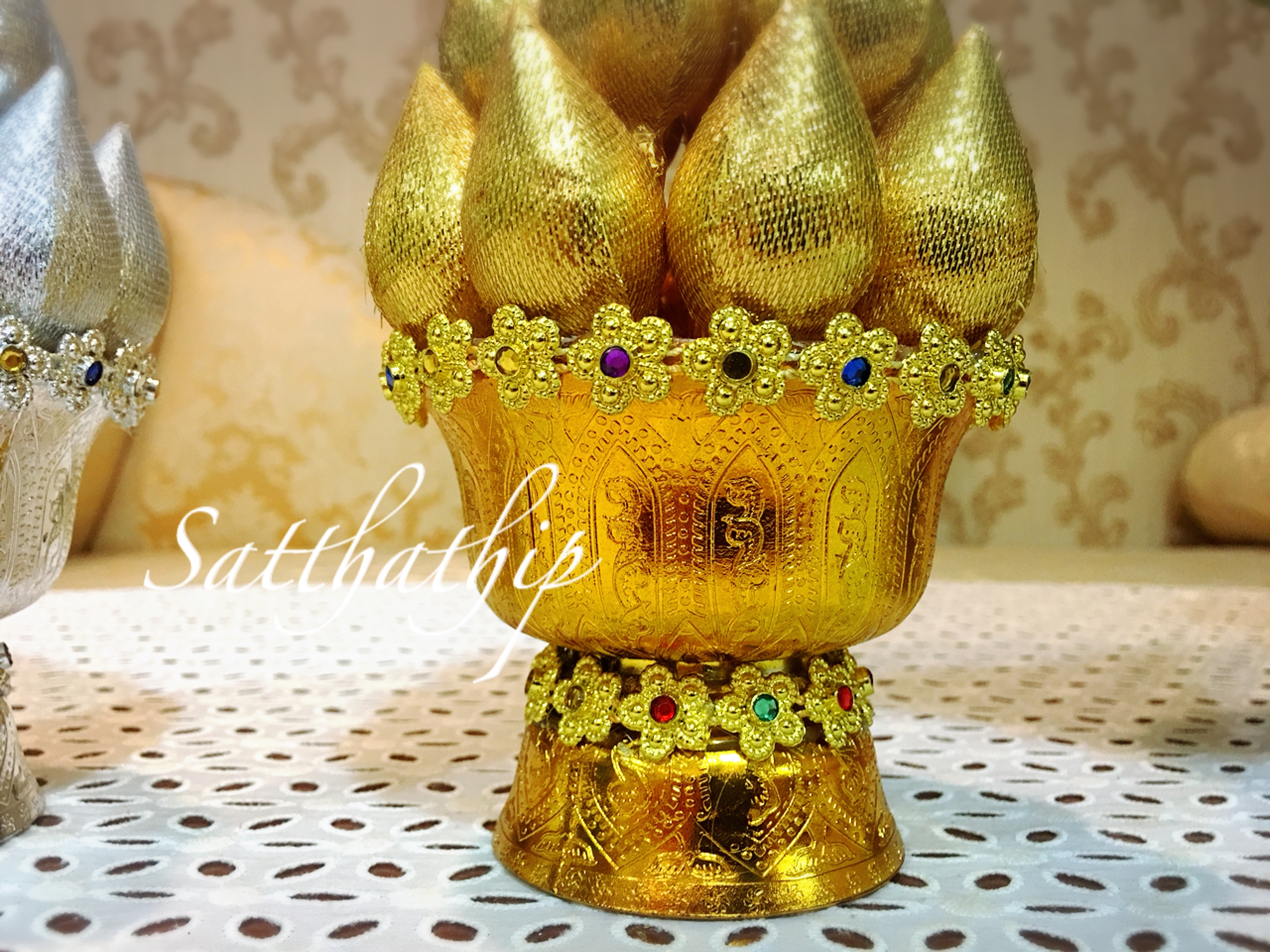 พานพุ่มดอกบัวเงินทอง