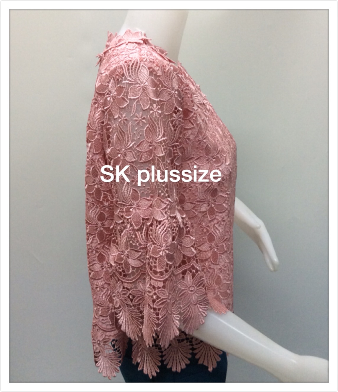 เสื้อลูกไม้ แขนพวง สีกะปิ รอบอก 40 นิ้ว