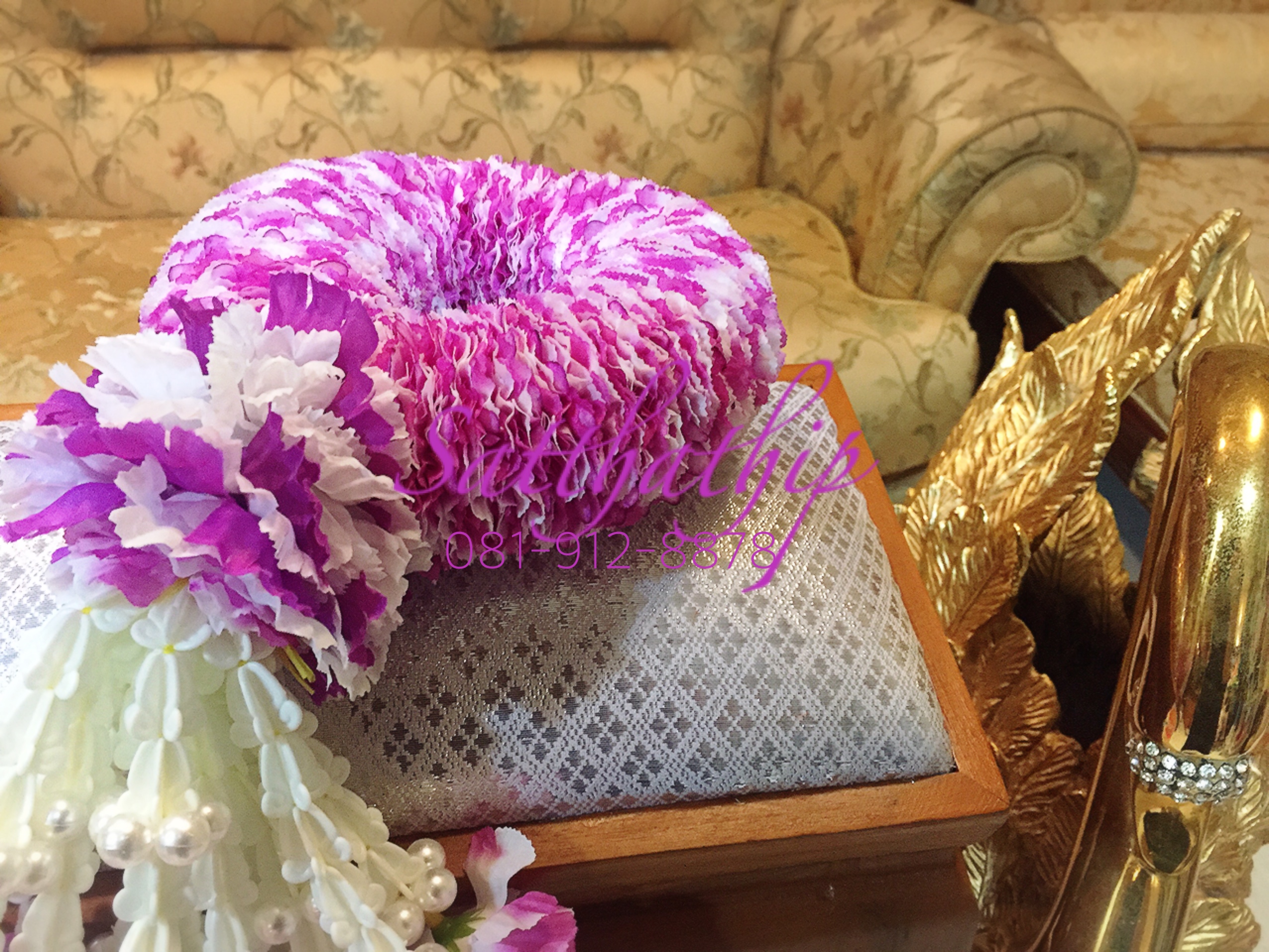 พวงมาลัยผ้า ดอกคาเนชั่น (ร้อยด้วยกลีบ) สีม่วงผสมขาว - พวงมาลัยผ้า - Fabric garland