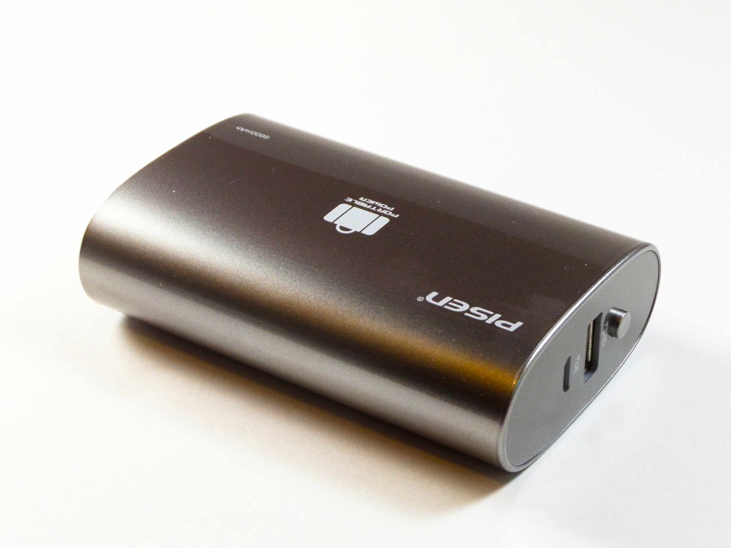 PISEN แบตสำรองแท้ 6,600 mAh พาวเวอร์แบงค์ USB 5V-2A Portable Power รุ่น TS-UC025 ปุ่มสวิตซืเปิด-ปิด ไฟฉาย LED แสดงสถานะพลังงาน เก็บประจุเต็มที่ได้ยาวนาน รูปทรงโค้งมน ขนาดกระทัดรัดจับถนัดกระชับมือ - สีซิลเวอร์