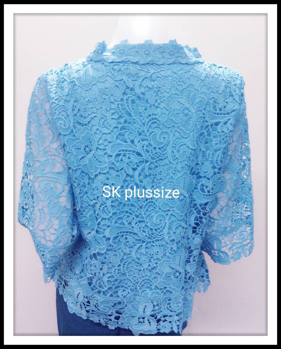 เสื้อลูกไม้คอตั้ง สีฟ้า แขน 3 ส่วน รอบอก 40 นิ้ว