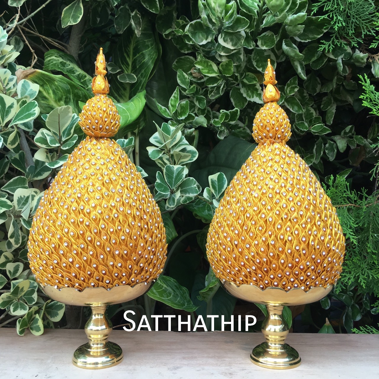 พานพุ่มเกล็ดผ้าสีทอง ประดับคริสตัล