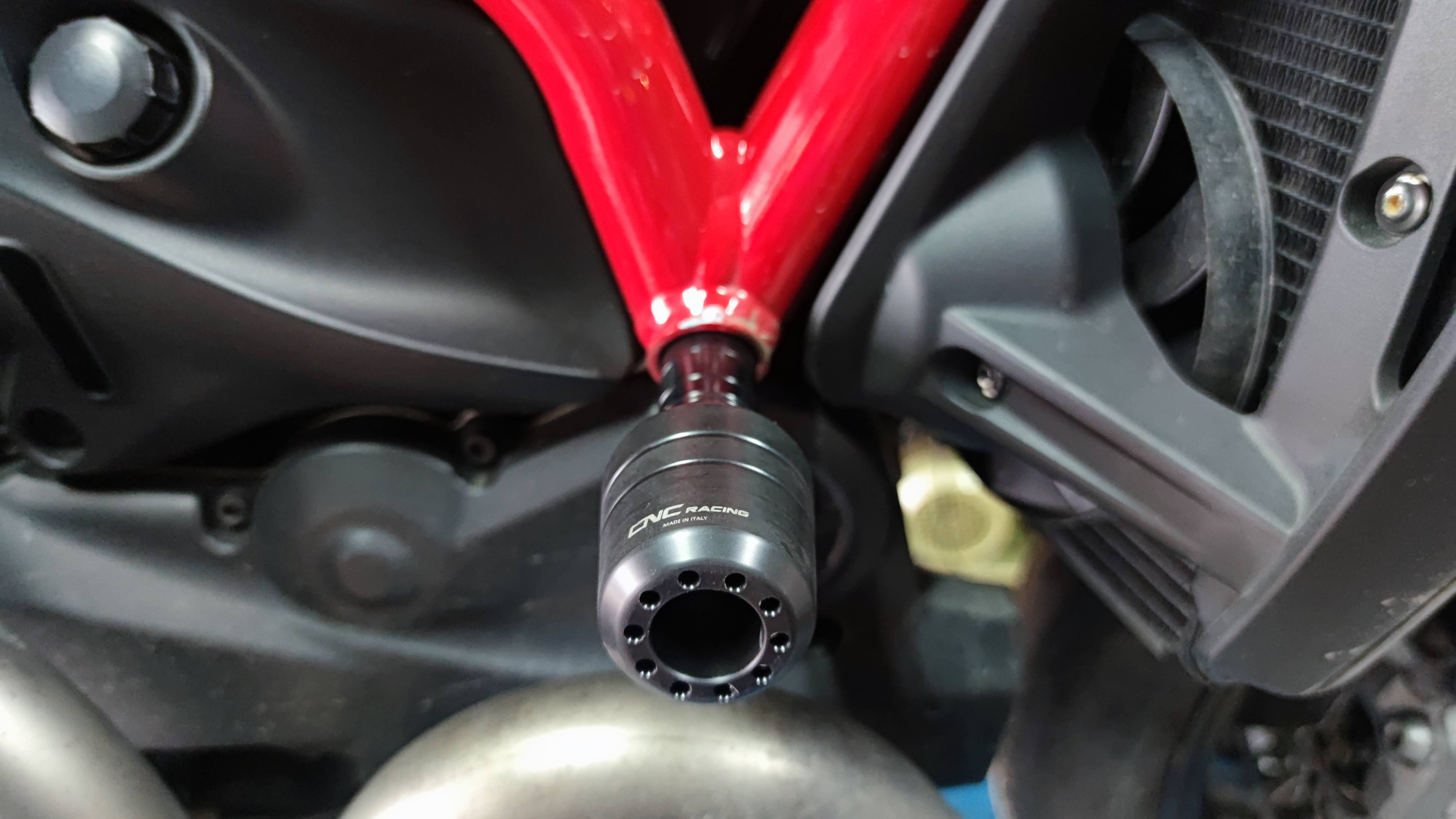 CNC Racing กันล้มกลาง (Crash protector) สำหรับ monster 821 2018+