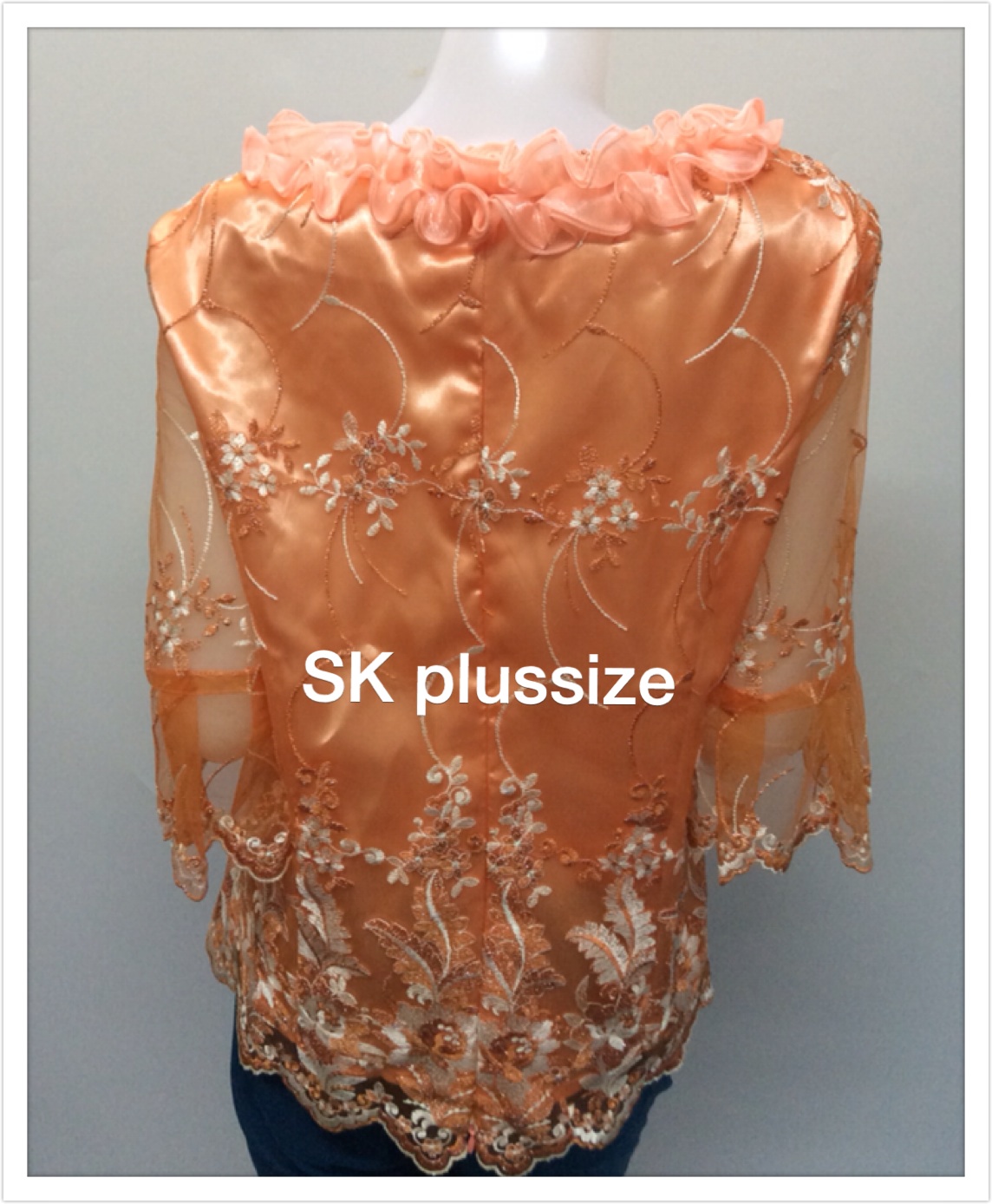 เสื้อลูกไม้บุหงา สีส้ม คอผ้าแก้วแต่งดอกกุหลาบ รอบอก 52 นิ้ว