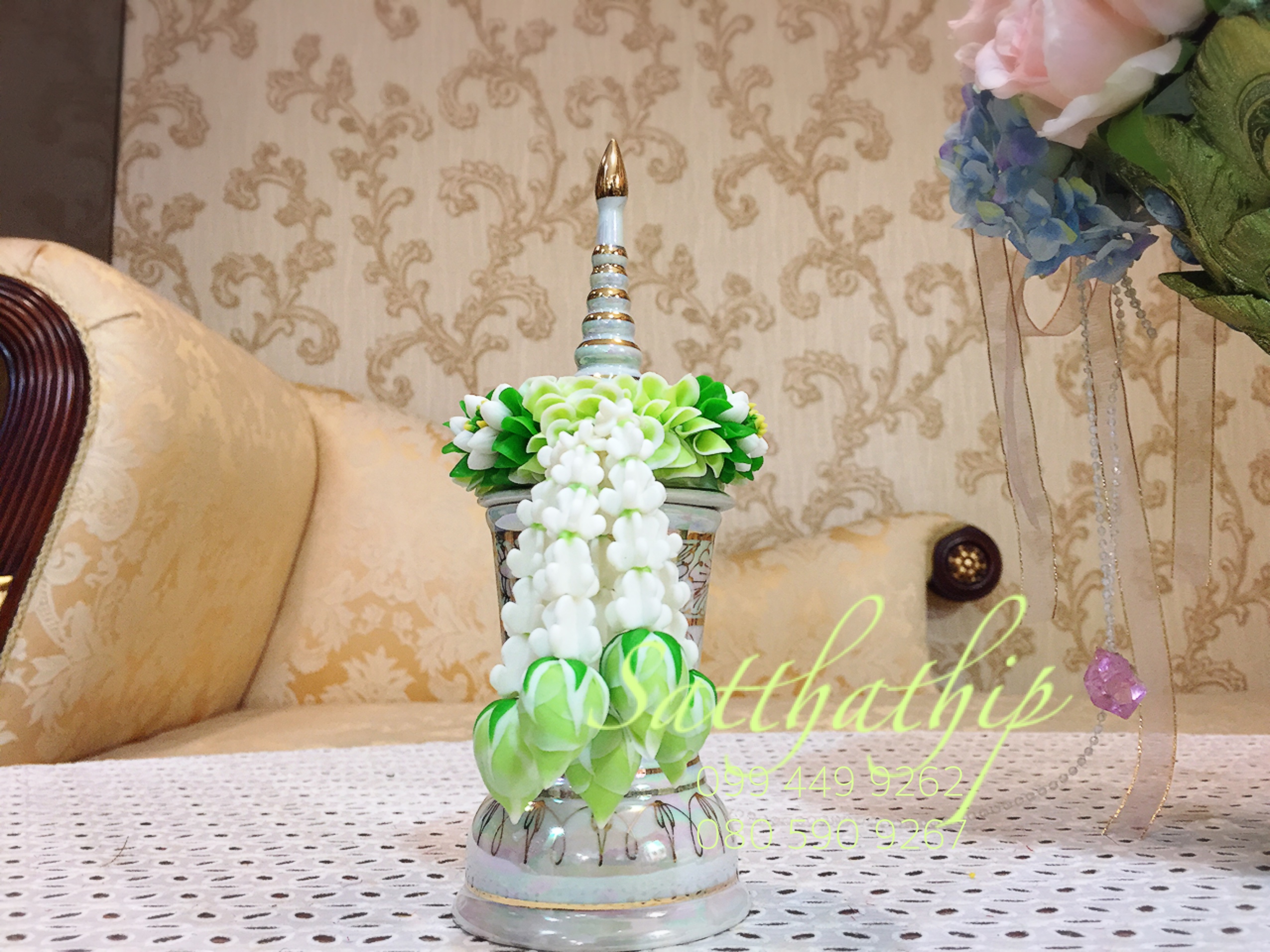 โกศอัฐิเซรามิก เคลือบมุก พร้อมพวงมาลัย ประดิษฐ์จากดิน