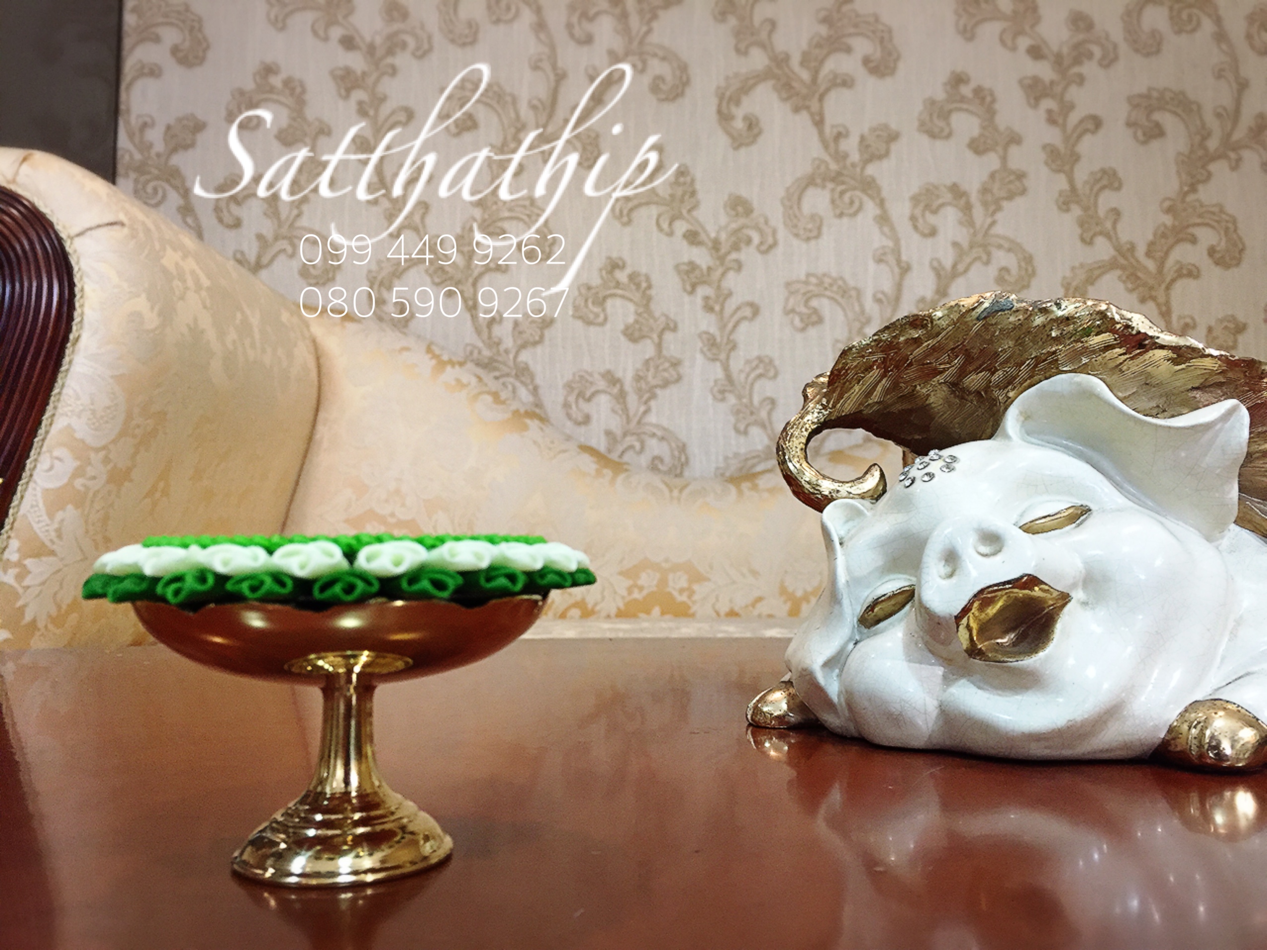 ถาดใบตอง ประดิษฐ์จากดิน บนพานทองเหลือง - พานใบตอง - Tray