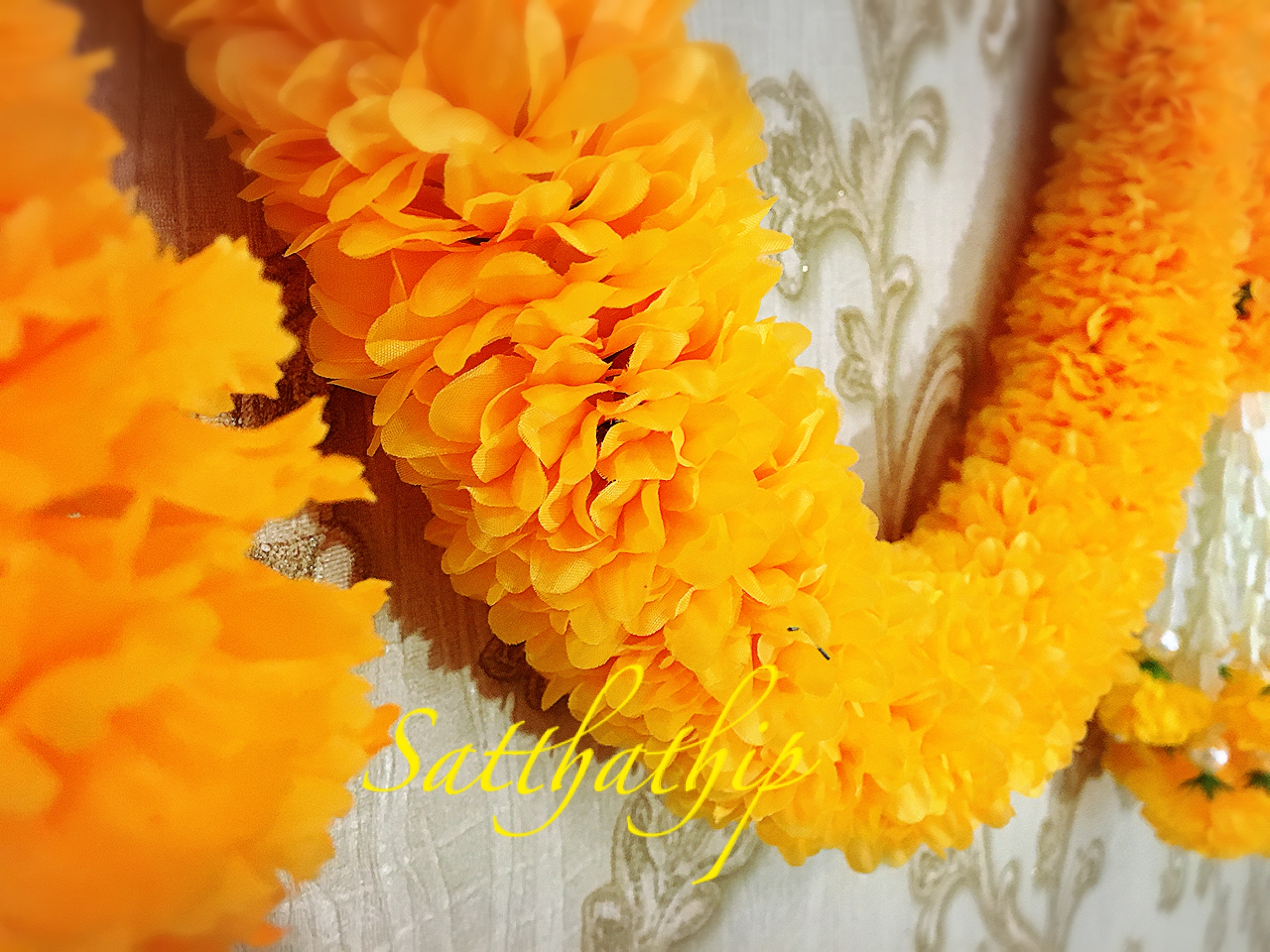 พวงมาลัยผ้าสองชาย [แบบตัดก้านดอก ร้อยแน่น 450 บาท/เมตร]