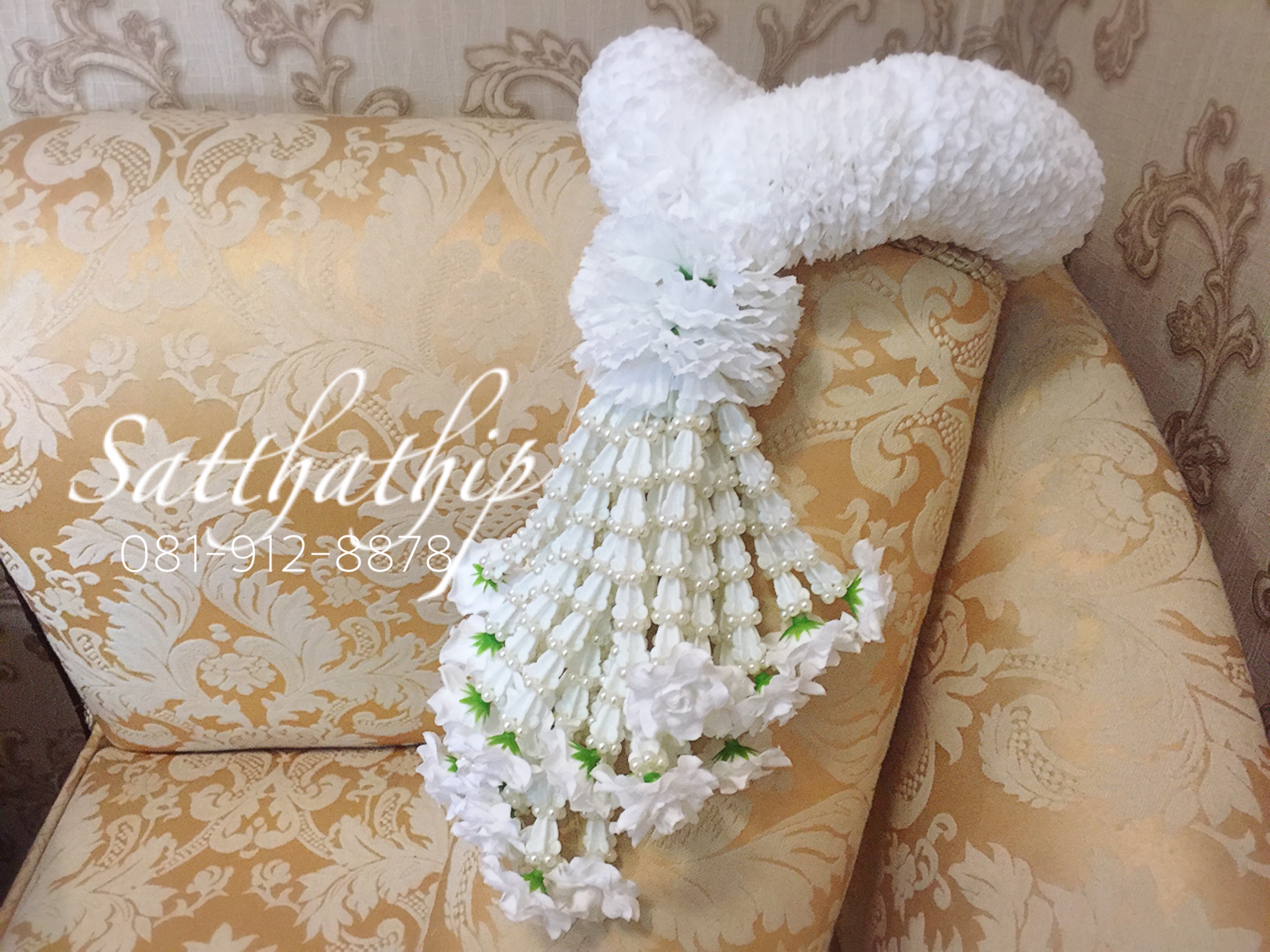 พวงมาลัยผ้า ดอกมัม (ร้อยด้วยกลีบ) สีขาว (เพิ่มลักษณะพิเศษด้วยชายดอกไม้มุกพลาสติก) - พวงมาลัยผ้า - Fabric garland