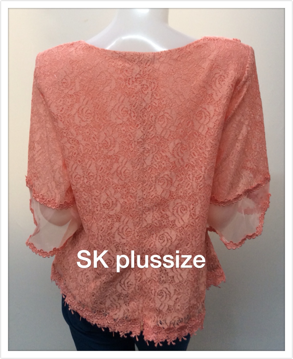 เสื้อลูกไม้ ปกผ้าแก้ว ติดดอกกุหลาบ สีส้ม รอบอก 44 นิ้ว